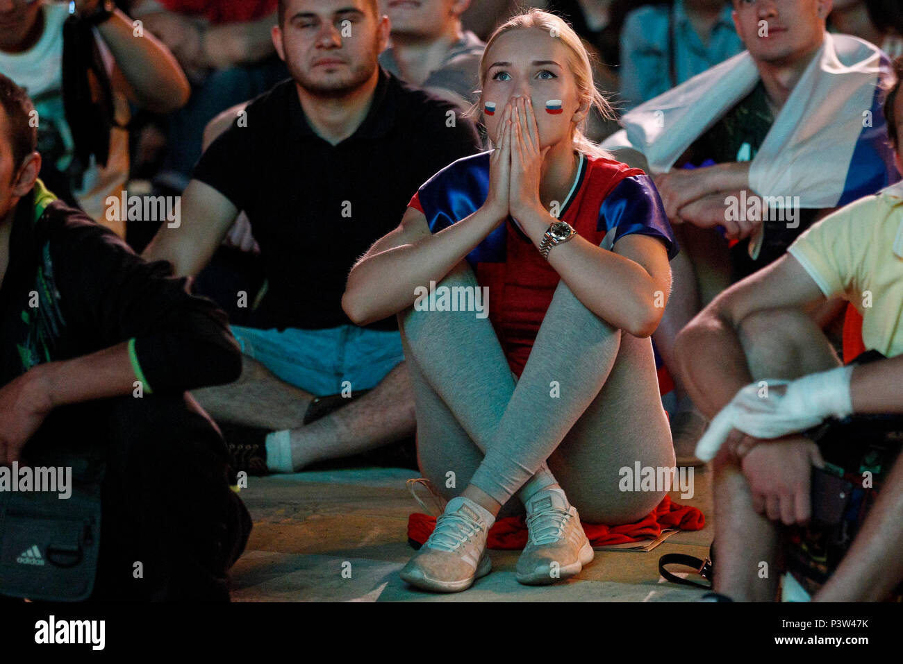 San Pietroburgo, Russia. Xix Jun, 2018. Tifosi guardare il 2018 Coppa del Mondo FIFA Gruppo una corrispondenza tra la Russia e l'Egitto il 19 giugno 2018 presso il FIFA Fan Fest in sessantaduesima esercito terrapieno, Volgograd, Russia. (Foto di Daniel Chesterton/phcimages.com) Credit: Immagini di PHC/Alamy Live News Foto Stock