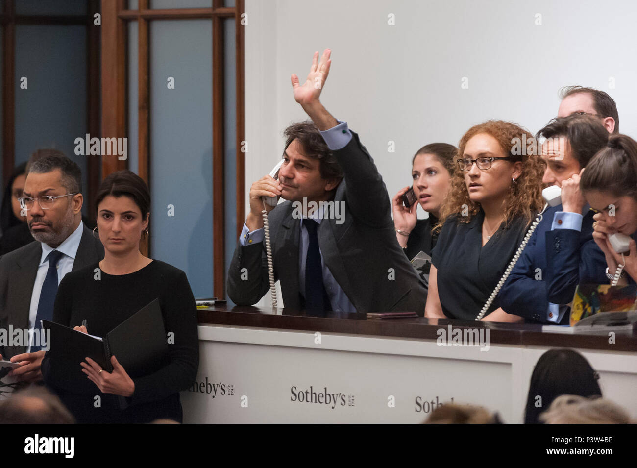 Londra, Regno Unito. Il 19 giugno 2018. Sotheby's personale rendono offerte per conto di client del telefono da Sotheby's & impressionista arte moderna sera in vendita in New Bond Street. Credito: Stephen Chung / Alamy Live News Foto Stock