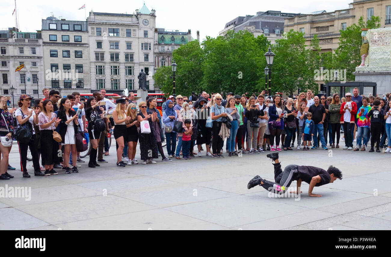 Londra, Regno Unito. Il 19 giugno 2018. Turisti si riuniscono in Trafalgar Square a guardare gli artisti di strada in un pomeriggio soleggiato. Questo era un display di breakdance di musica hip hop. ©Tim anello/Alamy Live News Foto Stock