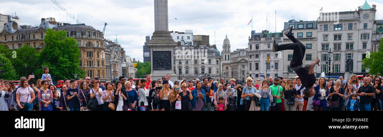 Londra, Regno Unito. Il 19 giugno 2018. Turisti si riuniscono in Trafalgar Square a guardare gli artisti di strada in un pomeriggio soleggiato. Questo era un display di breakdance di musica hip hop. ©Tim anello/Alamy Live News Foto Stock