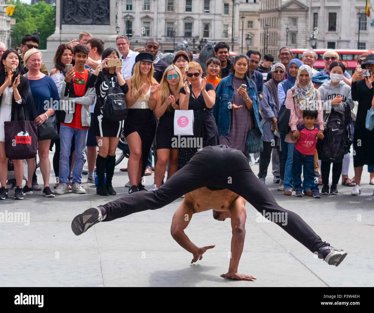 Londra, Regno Unito. Il 19 giugno 2018. Turisti si riuniscono in Trafalgar Square a guardare gli artisti di strada in un pomeriggio soleggiato. Questo era un display di breakdance di musica hip hop. ©Tim anello/Alamy Live News Foto Stock