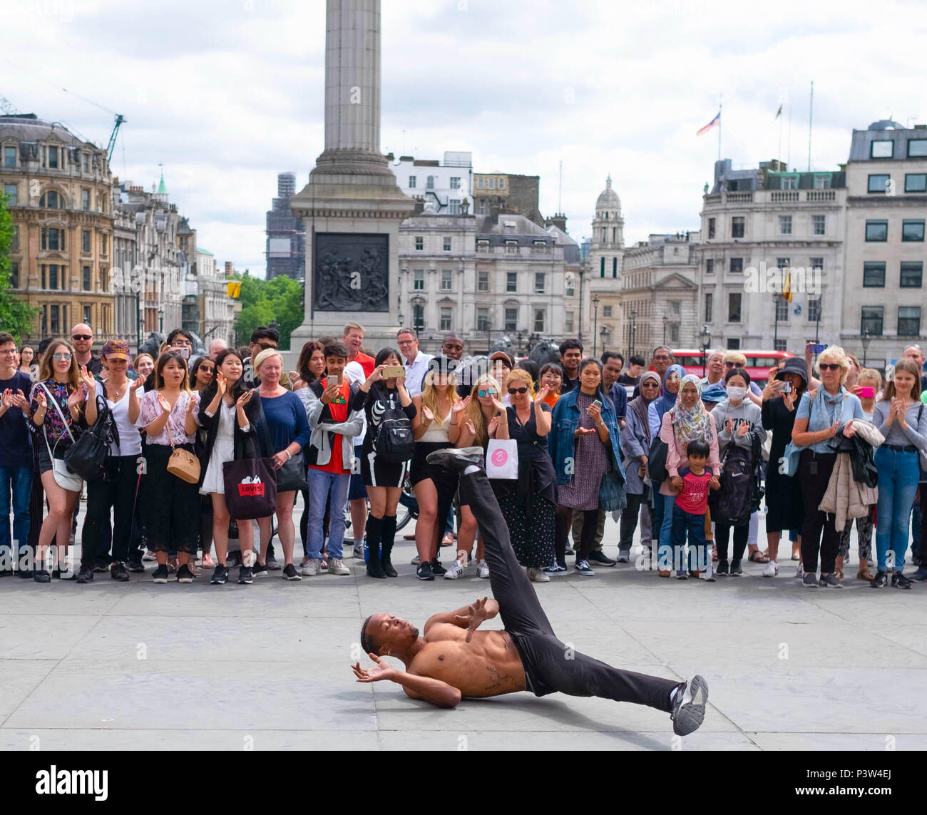 Londra, Regno Unito. Il 19 giugno 2018. Turisti si riuniscono in Trafalgar Square a guardare gli artisti di strada in un pomeriggio soleggiato. Questo era un display di breakdance di musica hip hop. ©Tim anello/Alamy Live News Foto Stock