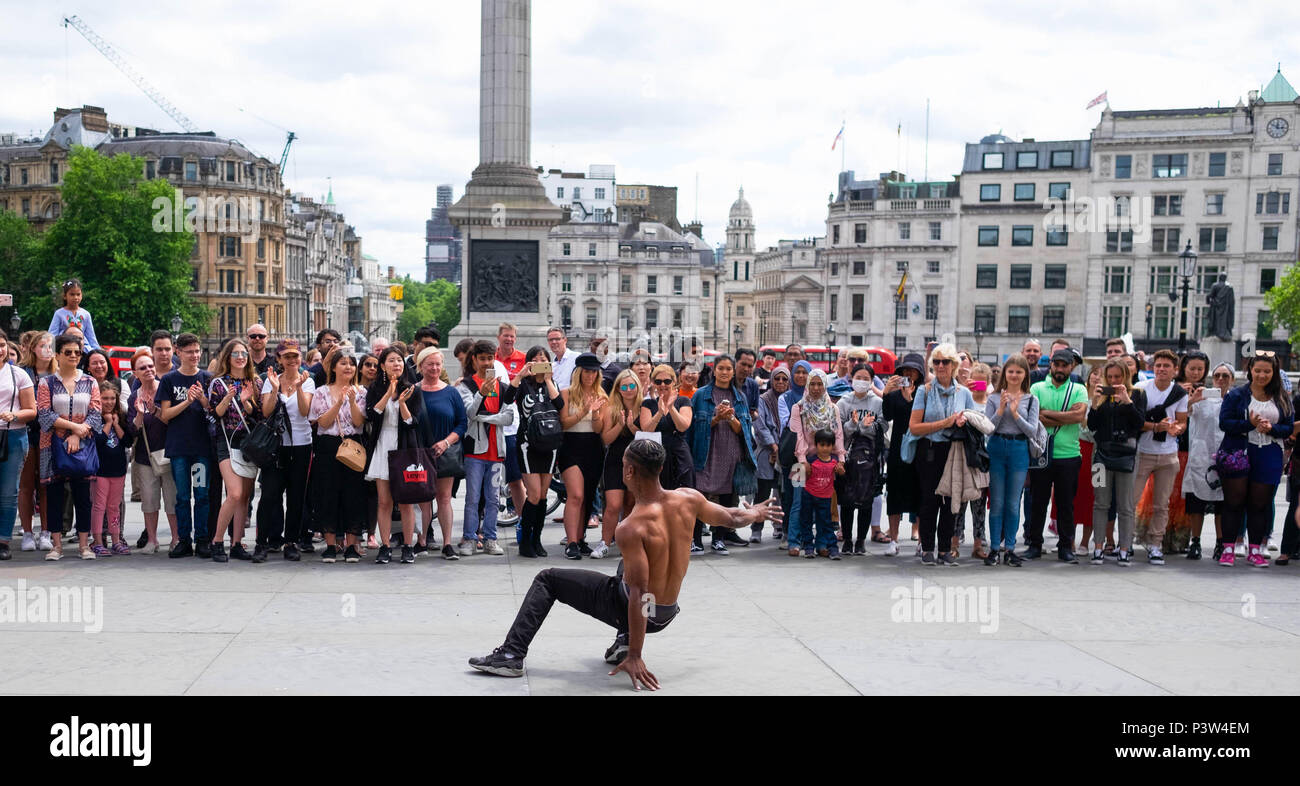 Londra, Regno Unito. Il 19 giugno 2018. Turisti si riuniscono in Trafalgar Square a guardare gli artisti di strada in un pomeriggio soleggiato. Questo era un display di breakdance di musica hip hop. ©Tim anello/Alamy Live News Foto Stock