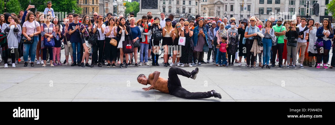Londra, Regno Unito. Il 19 giugno 2018. Turisti si riuniscono in Trafalgar Square a guardare gli artisti di strada in un pomeriggio soleggiato. Questo era un display di breakdance di musica hip hop. ©Tim anello/Alamy Live News Foto Stock