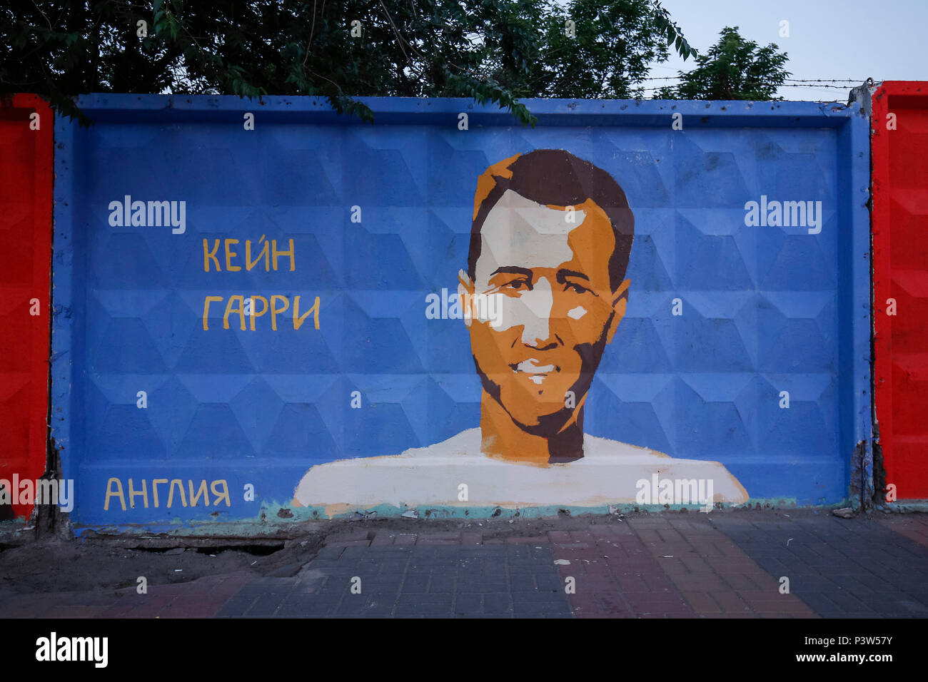 Un murale di Harry Kane è visto dipinta su un muro nel centro della città il 19 giugno 2018 a Volgograd, Russia. (Foto di Daniel Chesterton/phcimages.com) Foto Stock
