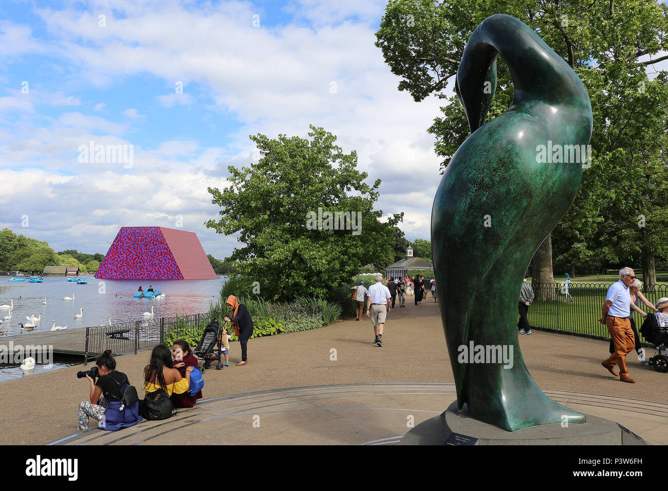 Hyde Park, London, Regno Unito. Xix Jun, 2018. Christo e Jeanne Claude flottante della 20-metro-alta serpentina scultura realizzata da 7,506 barili, pesa 650 tonnellate. Il London Mastaba, Lago Serpentine, Hyde Park, Londra, Regno Unito, 19 giugno 2018, Foto di Richard Goldschmidt Credito: ricca di oro/Alamy Live News Foto Stock