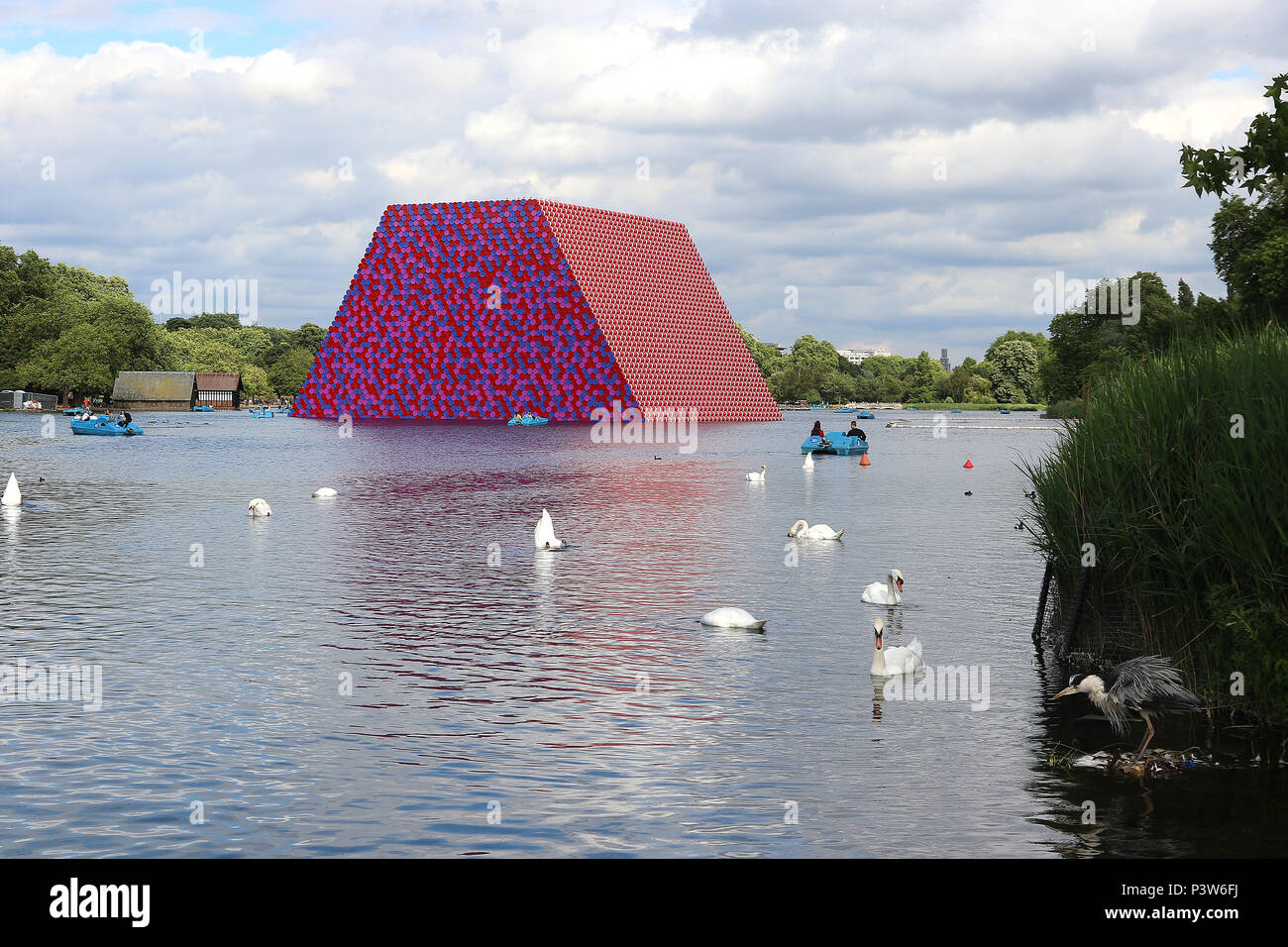 Hyde Park, London, Regno Unito. Xix Jun, 2018. Christo e Jeanne Claude flottante della 20-metro-alta serpentina scultura realizzata da 7,506 barili, pesa 650 tonnellate. Il London Mastaba, Lago Serpentine, Hyde Park, Londra, Regno Unito, 19 giugno 2018, Foto di Richard Goldschmidt Credito: ricca di oro/Alamy Live News Foto Stock