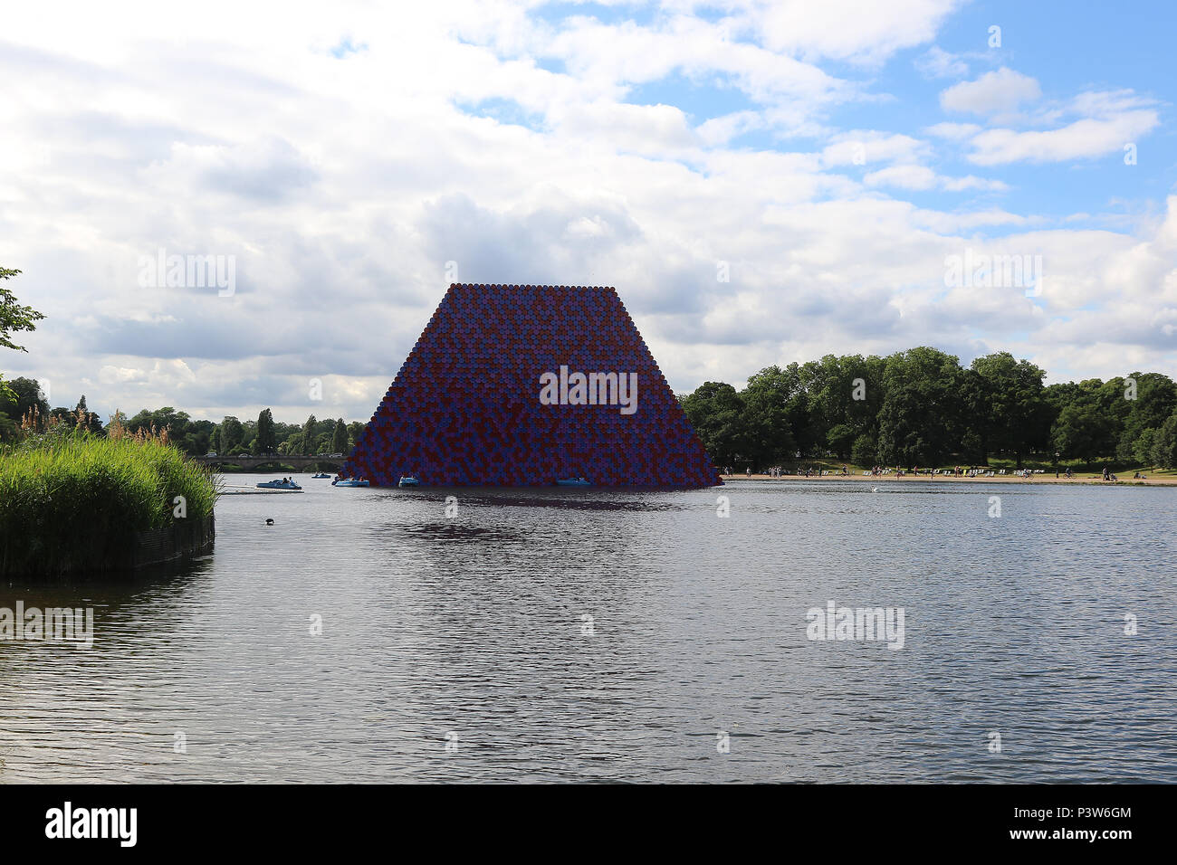 Hyde Park, London, Regno Unito. Xix Jun, 2018. Christo e Jeanne Claude flottante della 20-metro-alta serpentina scultura realizzata da 7,506 barili, pesa 650 tonnellate. Il London Mastaba, Lago Serpentine, Hyde Park, Londra, Regno Unito, 19 giugno 2018, Foto di Richard Goldschmidt Credito: ricca di oro/Alamy Live News Foto Stock