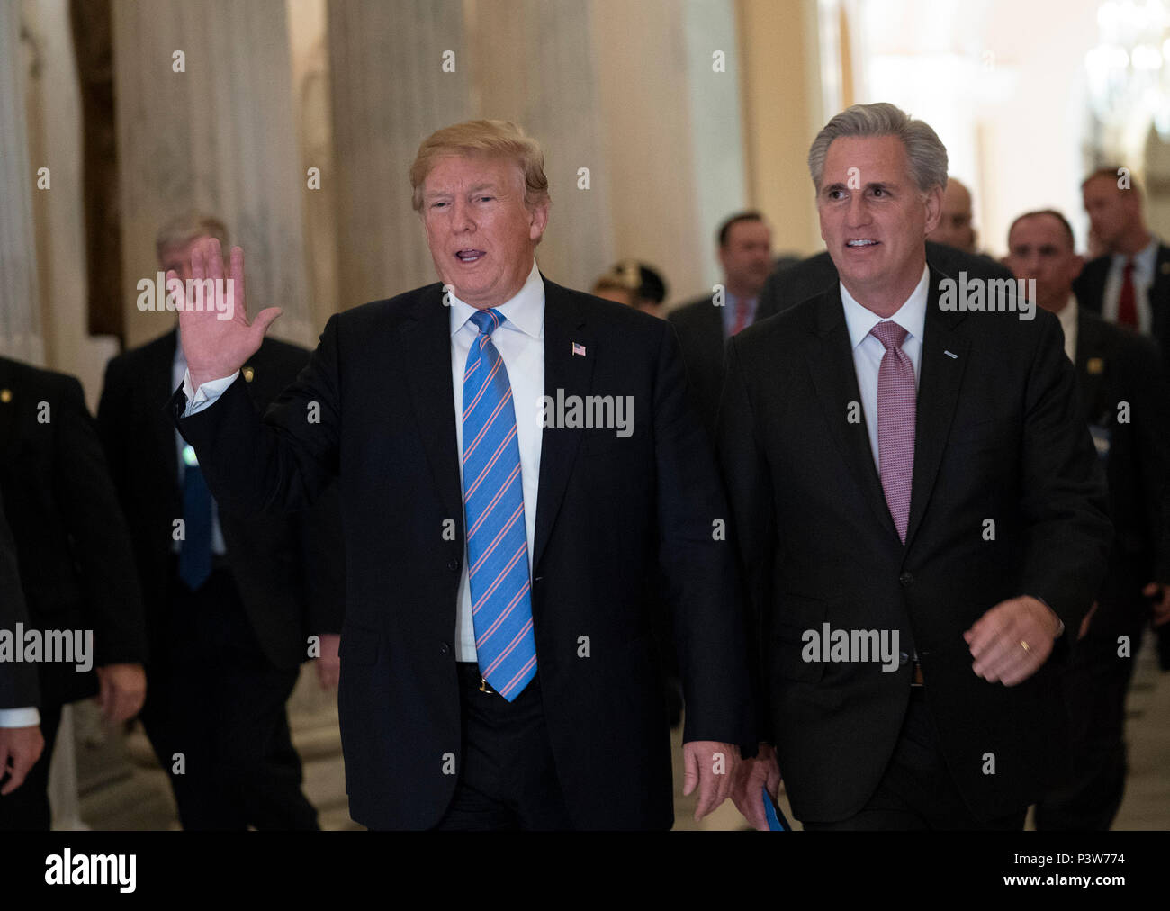 Il Presidente degli Stati Uniti, Trump si diparte il Campidoglio di Washington DC con casa maggioranza leader Kevin McCarthy dopo l'erogazione di commento per la casa conferenza repubblicana, 19 giugno 2018. Chris Kleponis/ CNP /MediaPunch Foto Stock