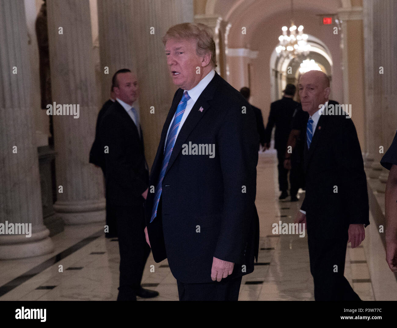 Il Presidente degli Stati Uniti, Trump parla ai media prima di erogare un commento per la casa conferenza repubblicana al Campidoglio di Washington, DC, 19 giugno 2018. Chris Kleponis/ CNP /MediaPunch Foto Stock