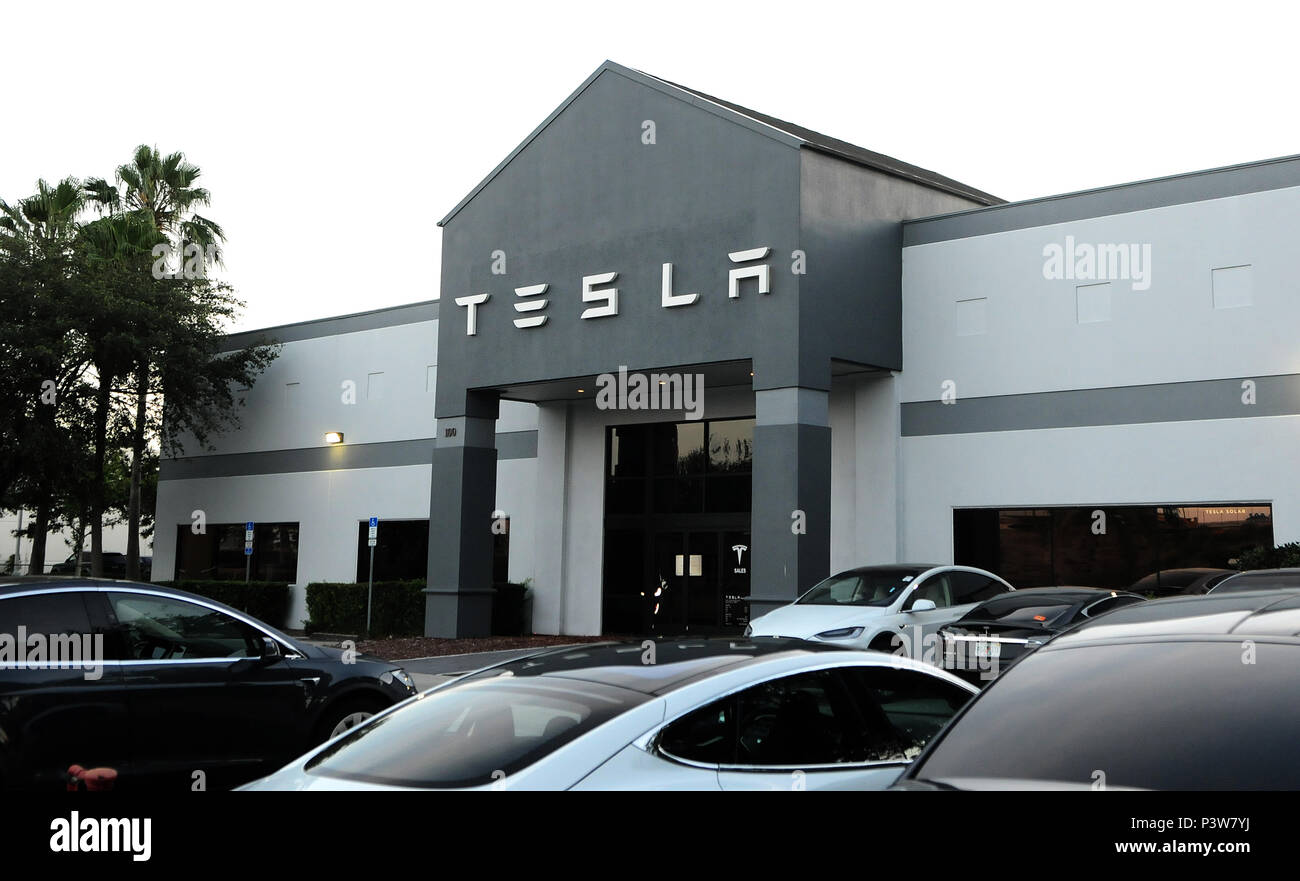 Eatonville, Florida, Stati Uniti d'America. Xix Jun, 2018. Le automobili elettriche sono visibili presso il negozio di Tesla in Eatonville, Florida, vicino a Orlando il 19 giugno 2018. Tesla è stata afflitta da una serie di problemi in quanto si tenta di aumentare la sua produzione del modello 3 berlina di 5.000 a settimana dai primi di luglio, nel tentativo di diventare redditizia. Un modello di Tesla S spontaneamente preso fuoco di recente in una Los Angeles street. Foto Stock