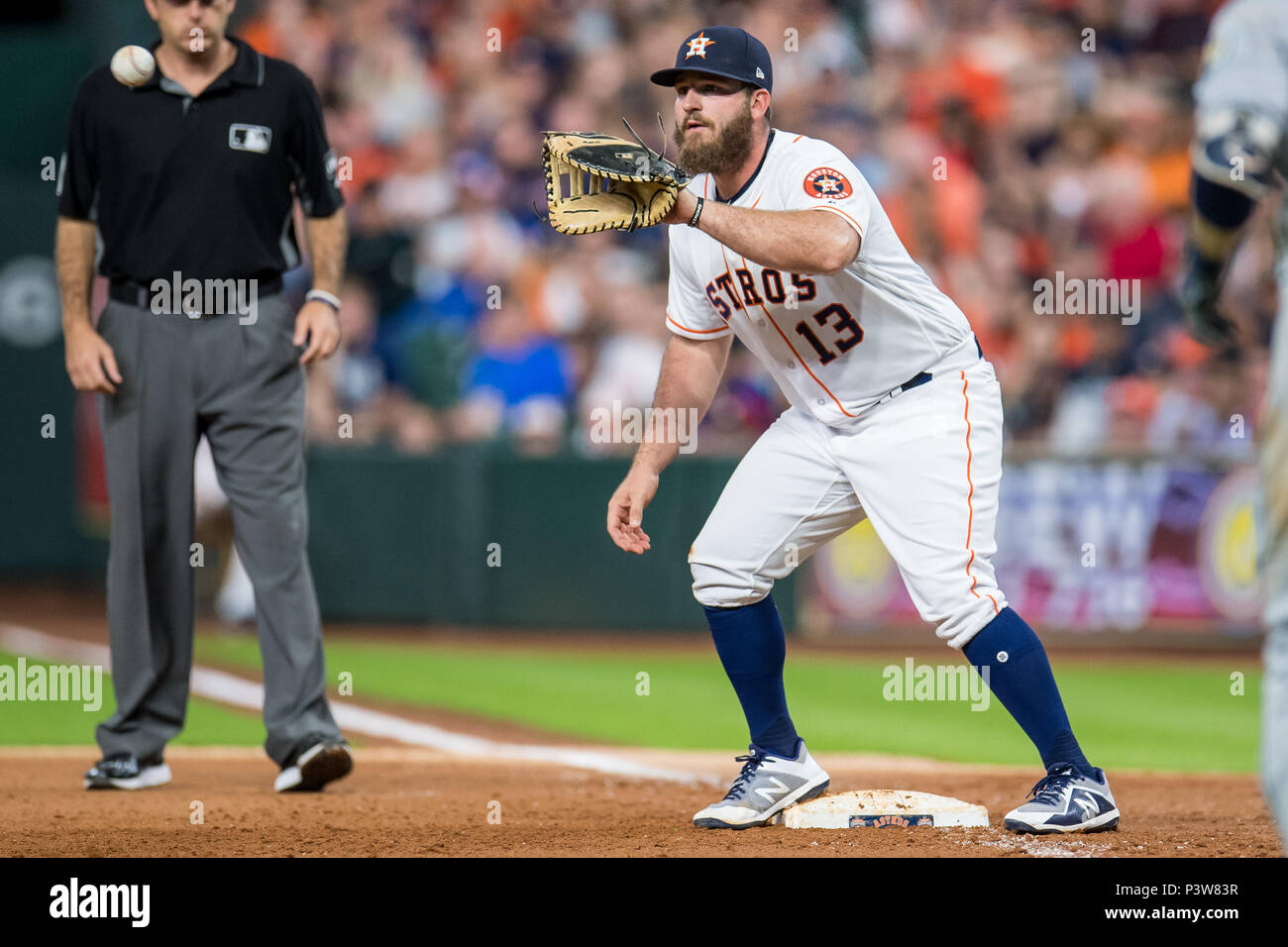 Houston, TX, Stati Uniti d'America. Il 18 giugno, 2018. Houston Astros primo baseman Tyler bianco (13) registra un fuori durante un Major League Baseball gioco tra Houston Astros e il Tampa Bay Rays al Minute Maid Park a Houston, TX. Astros ha vinto il gioco da 5 a 4.Trask Smith/CSM/Alamy Live News Foto Stock