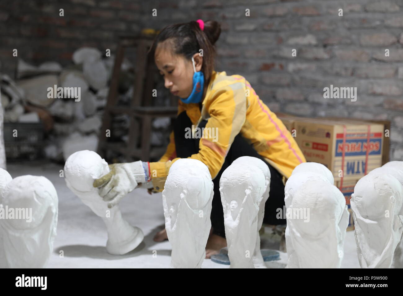 (180620) -- HANOI, 20 giugno 2018 (Xinhua) -- Un lavoratore rende il gesso World Cup Trofeo negozio di souvenir in Bat Trang villaggio in ceramica ad Hanoi, capitale del Vietnam, 19 giugno 2018. La Bat Trang ceramica villaggio è rinomato per i suoi prodotti in ceramica di alta qualità. (Xinhua/Yan Jianhua) (gj) Foto Stock