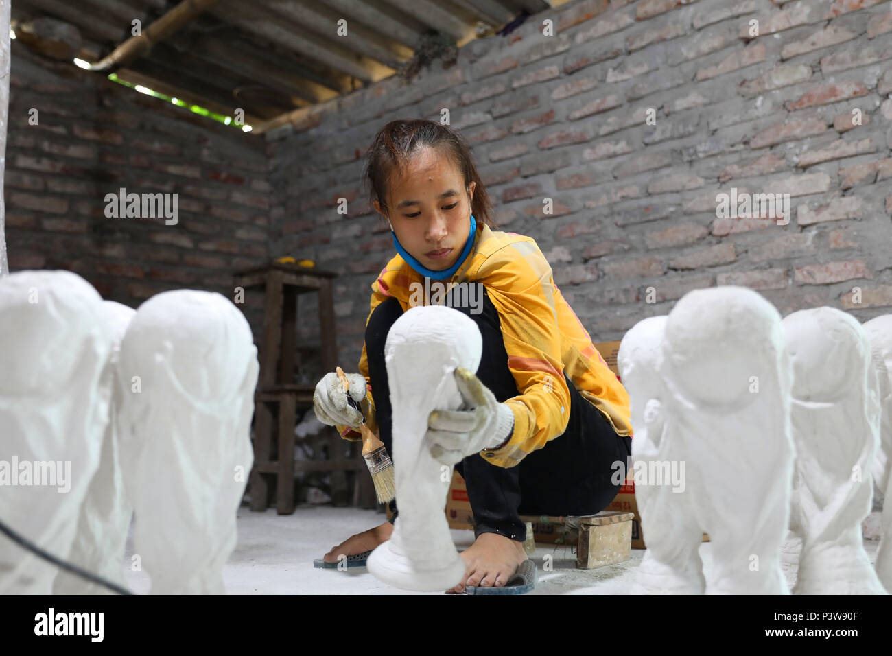 (180620) -- HANOI, 20 giugno 2018 (Xinhua) -- Un lavoratore rende il gesso World Cup Trofeo negozio di souvenir in Bat Trang villaggio in ceramica ad Hanoi, capitale del Vietnam, 19 giugno 2018. La Bat Trang ceramica villaggio è rinomato per i suoi prodotti in ceramica di alta qualità. (Xinhua/Yan Jianhua) (gj) Foto Stock