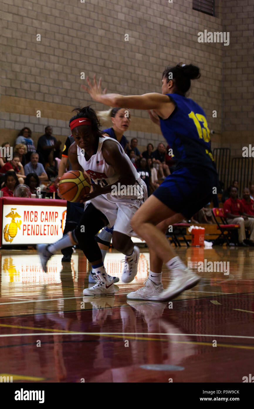 Army Spc. Donita Adams, un giocatore sul le forze armate degli Stati Uniti hanno le donne della squadra di pallacanestro, dribbling attorno a difensori Brasiliana presso il Conseil International du Sport Militaire (CISM) militare mondiale delle donne Campionato di basket luglio 29 a Camp Pendleton, California. Il torneo si è concluso il 29 luglio con il Brasile vincere l'oro. Gli Stati Uniti ha preso il secondo posto e la Cina farà ritorno a casa con il bronzo. La base ha ospitato il CISM militari nel mondo femminile Campionato di basket Luglio 25 attraverso 29 Luglio a promuovere attività di pace e solidarietà tra gli atleti militari attraverso lo sport. Squadre fro Foto Stock