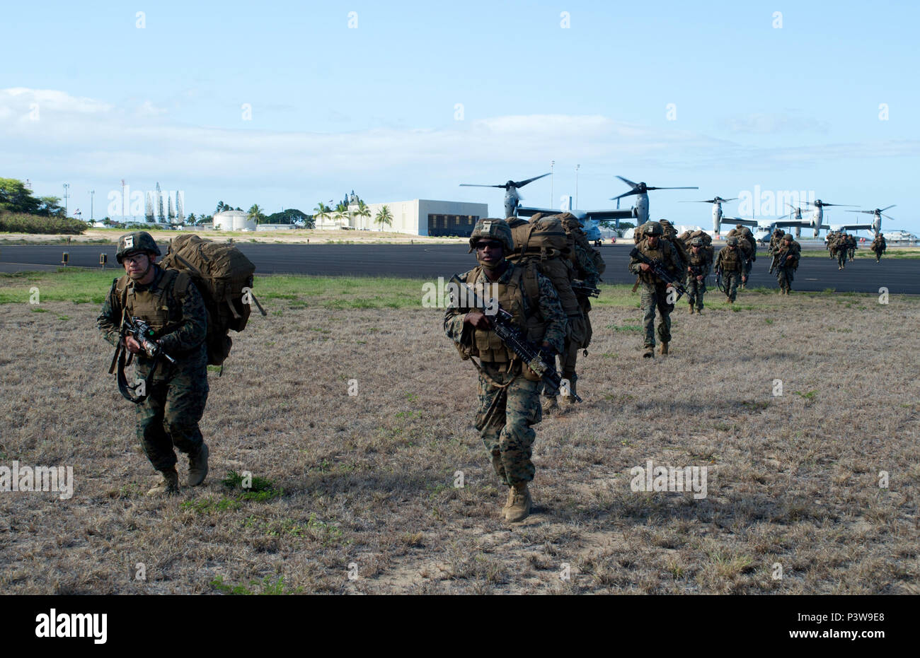 160729-N-SS432-064 BARKING SANDS, Hawaii (29 luglio 2016) -- Marines dal 3° 3° Battaglione del Reggimento di corsa verso il basso del Pacifico gamma Missile Facility airfield durante un esercizio congiunto da parte di RIM del Pacifico (RIMPAC) 2016. Venti-sei nazioni, 40 navi e sottomarini, più di 200 aerei e 25.000 personale partecipante in RIMPAC dal 30 giugno al 4 agosto, in e intorno alle Isole Hawaii e la California del Sud. RIMPAC è il più grande marittimi internazionali di esercizio che fornisce una singolare opportunità di formazione che aiuta i partecipanti a favorire e a sostenere il rapporto di cooperazione che è cr Foto Stock