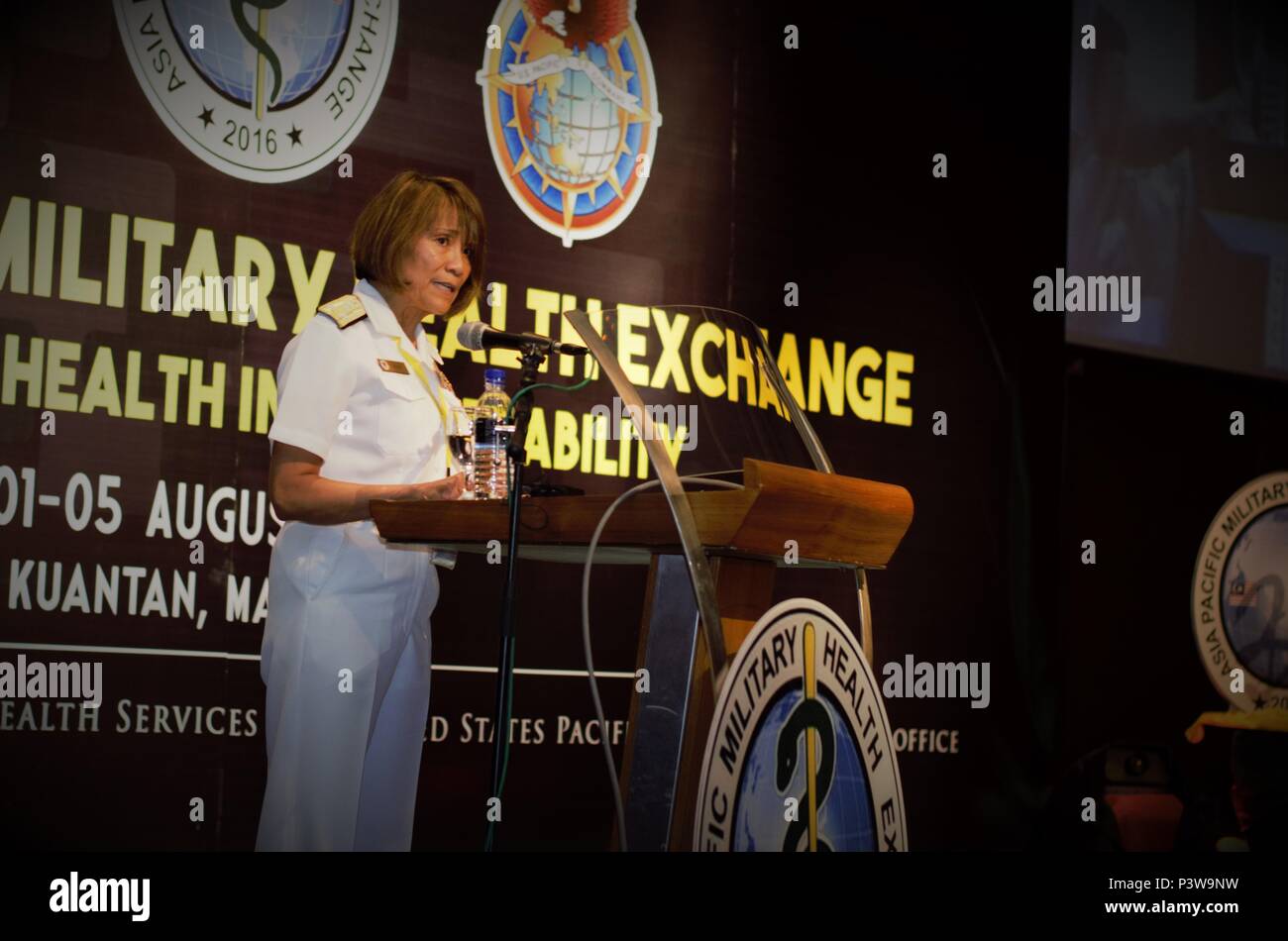 Kuantan, Malesia - 01 Ago, 2016-. Vice Adm. Raquel C. Bono, Direttore della difesa Salute Agency, inaugura la Asia Pacific Sanitario Militare Exchange durante il suo discorso alla cerimonia di apertura. Co-ospitato da U.S. Pacifico Comando chirurgo e il malese Forze Armate Servizi Sanitari divisione, l'Asia Pacific Sanitario Militare Exchange (AMPHE) 2016 comprenderà sessioni plenarie incentrate su una varietà di professioni mediche, nonché sessioni di breakout specifici di terra, aria, e forze marittime nel Indo-Asia- regione del Pacifico. APMHE 16 sarà mantenuto fino al 5 agosto, 2016 e coinvolge ne Foto Stock