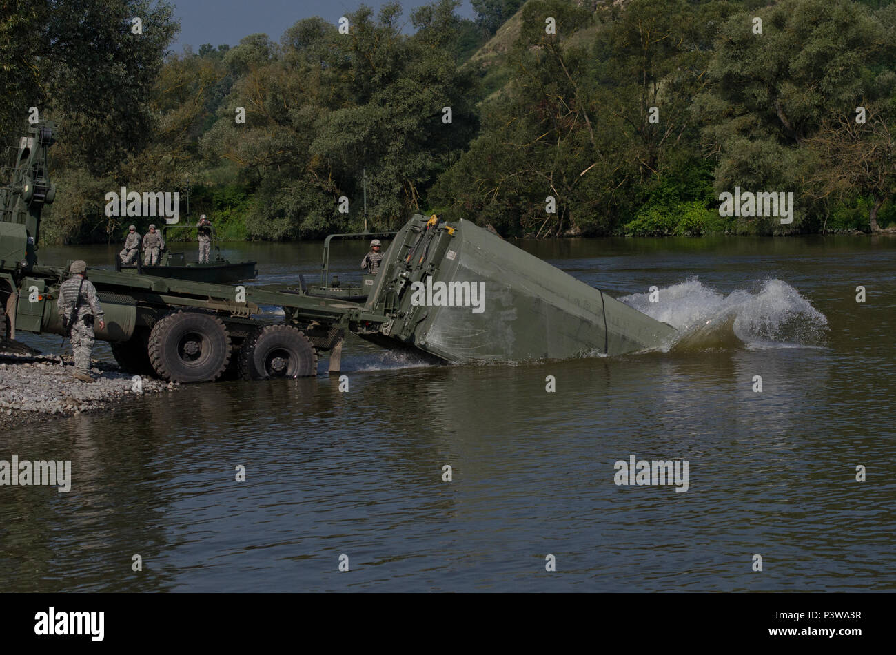 Soldati con il 125th Multi Role Bridge Company, Carolina del Sud la Guardia Nazionale, impostare un nastro migliorate ponte sul fiume Olt vicino Voila, Romania, 1 Agosto durante un esercizio di Saber del tutore 16. Saber Guardian 16 è una multinazionale di esercitazione militare che coinvolge circa 2.800 militari provenienti da dieci nazioni tra cui l'Armenia, Azerbaigian, Bulgaria, Canada, Georgia, Moldavia, Polonia, Romania, Ucraina e Stati Uniti Gli obiettivi di questo esercizio sono la costruzione di multinazionale, regionale e partenariato congiunto capacità per migliorare le relazioni militari, lo scambio di esperienze professionali, un Foto Stock