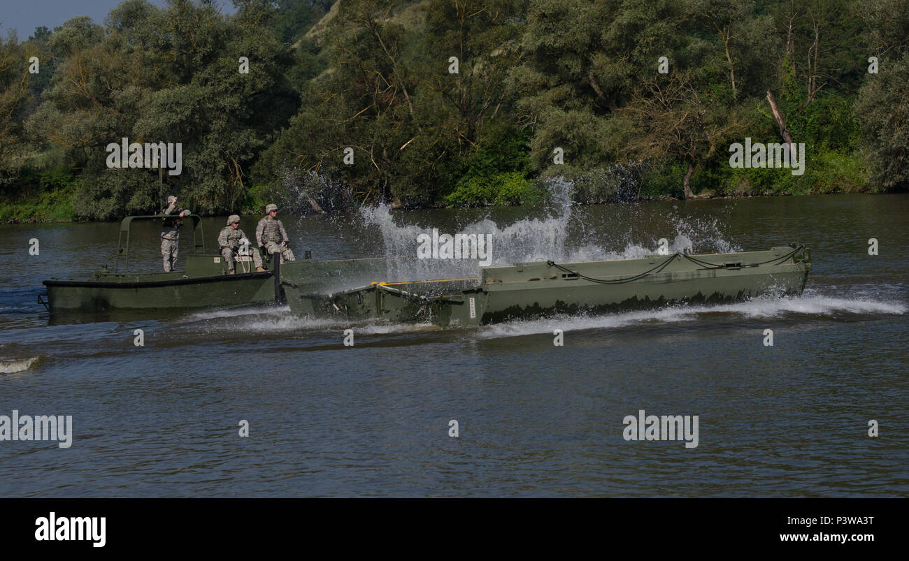 Soldati con il 125th Multi Role Bridge Company, Carolina del Sud la Guardia Nazionale, impostare un nastro migliorate ponte sul fiume Olt vicino Voila, Romania, 1 Agosto durante un esercizio di Saber del tutore 16. Saber Guardian 16 è una multinazionale di esercitazione militare che coinvolge circa 2.800 militari provenienti da dieci nazioni tra cui l'Armenia, Azerbaigian, Bulgaria, Canada, Georgia, Moldavia, Polonia, Romania, Ucraina e Stati Uniti Gli obiettivi di questo esercizio sono la costruzione di multinazionale, regionale e partenariato congiunto capacità per migliorare le relazioni militari, lo scambio di esperienze professionali, un Foto Stock