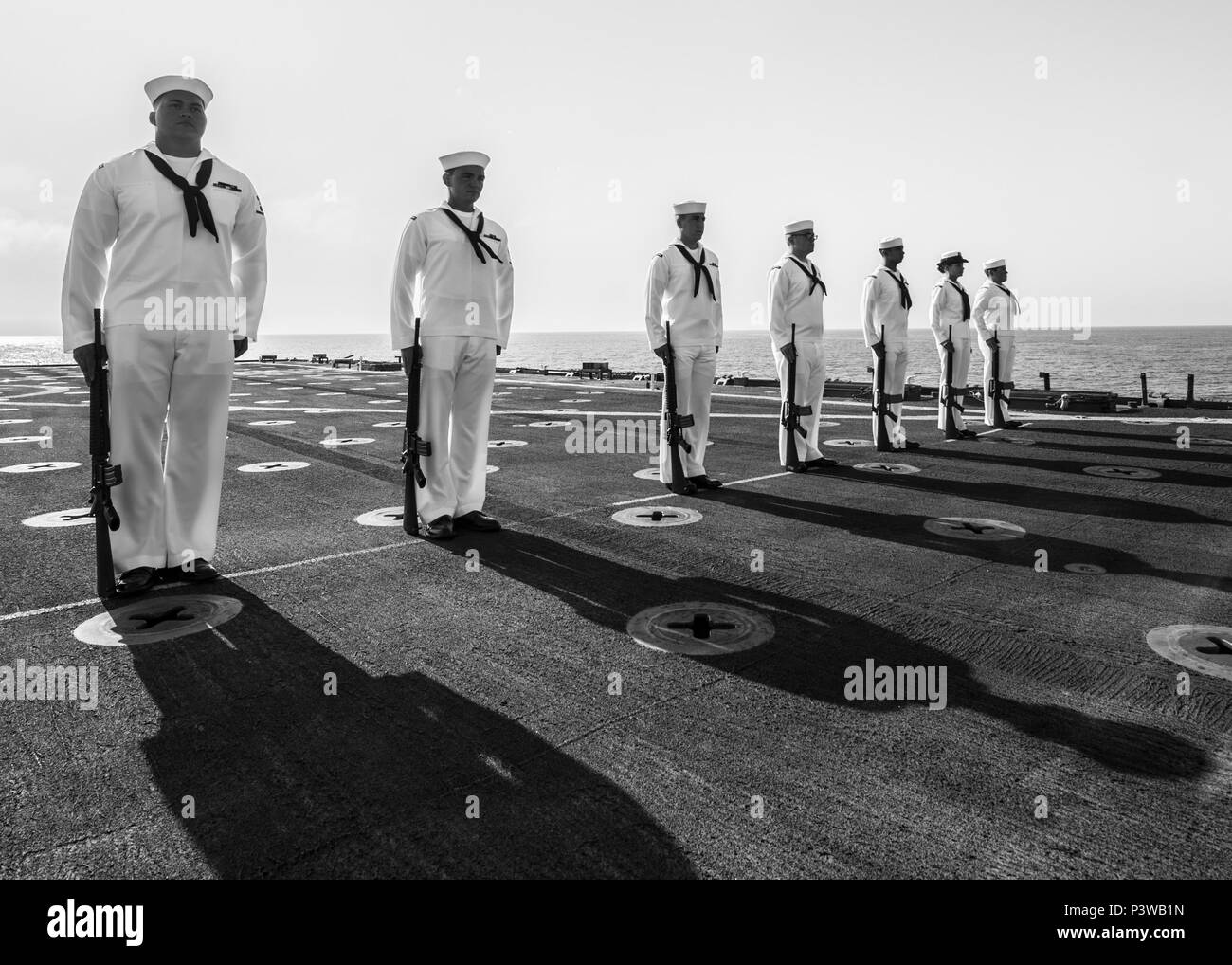 160719-N-IK388-008 OCEANO PACIFICO (19 luglio 2016) velisti assegnati al dock di anfibio sbarco nave USS Pearl Harbor (LSD 52) servono come guardie onore durante una sepoltura in mare. Pearl Harbor è assegnato a squadrone anfibio cinque, che è stato istituito nel 1954 con la missione primaria di assistere con pianificazione tattica strategie e operazioni, per sostenere le operazioni di sicurezza marittima e di teatro la cooperazione in materia di sicurezza (U.S. Navy illustrazione della foto mediante la comunicazione di massa specialista in seconda classe Stacy M. Atkins Ricks/rilasciato) Foto Stock