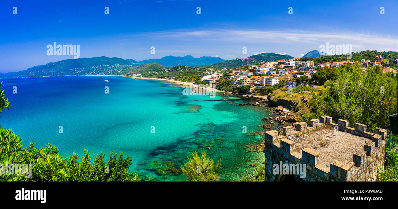 Bellissimo villaggio di Palinuro,vista con il mare trasparente e la vecchia torre,Campania,l'Italia. Foto Stock
