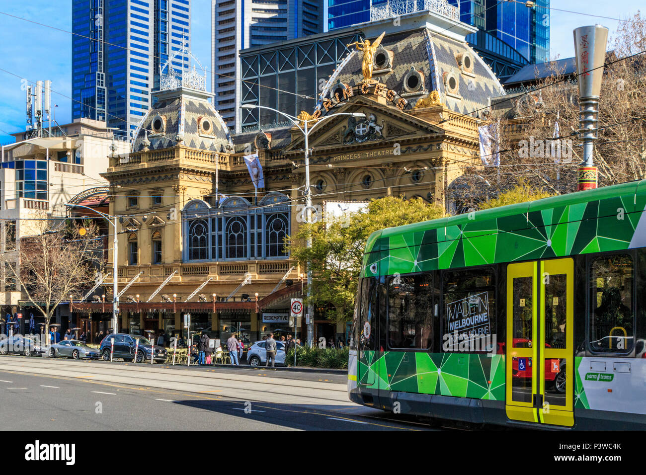 Australia, Melbourne, Princess Theatre, Spring Street, Victoria, tram verde Foto Stock