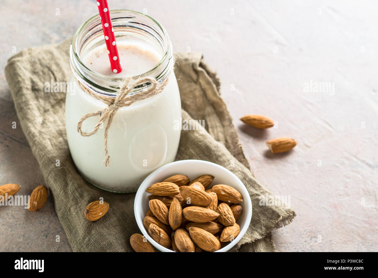 Latte di mandorle in un vasetto di vetro. Dairy prodotto gratuito. Latte vegano. Foto Stock