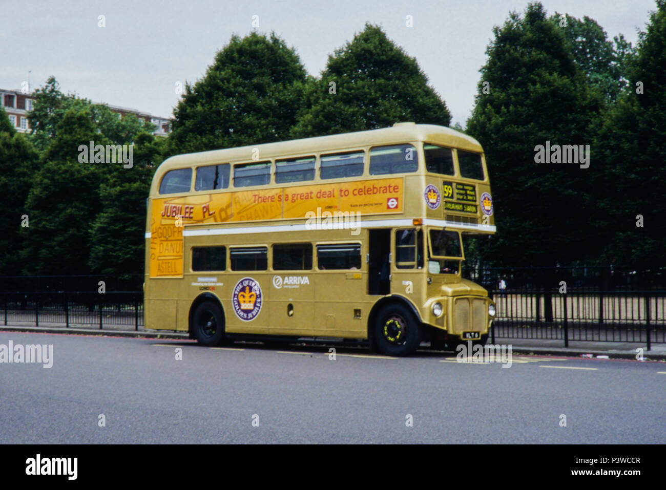 Arriva l'AEC Routmaster RM6 autobus parcheggiato a Hyde Park Corner nel Giubileo d oro della livrea per celebrare il Queens 50 anni di anniversario immagine presa Luglio 2002 Foto Stock