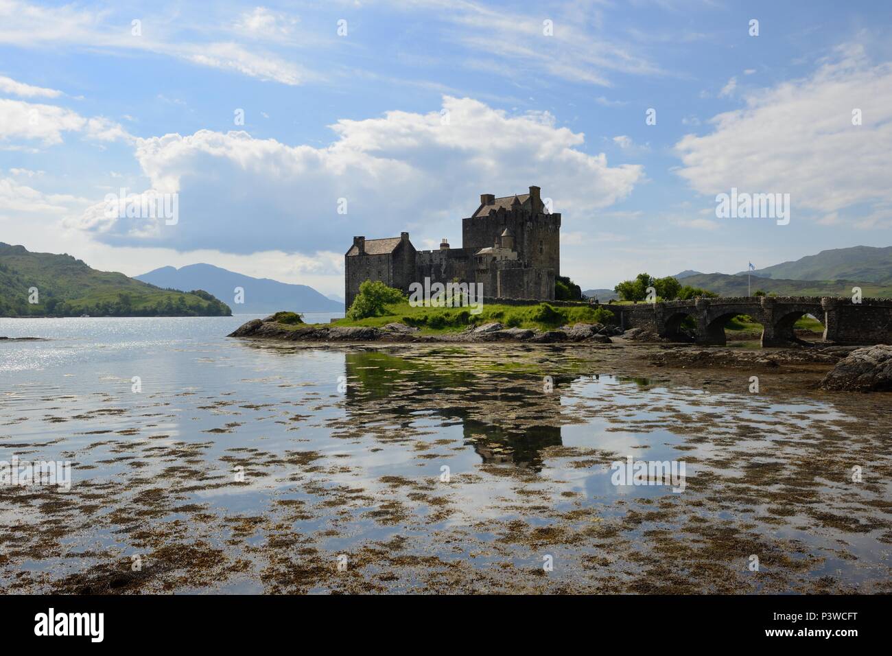 L'iconico visitatore scozzese attrazione, Castello Eilean Donan, Dornie, Kyle of Lochalsh, Scotland, Regno Unito Foto Stock