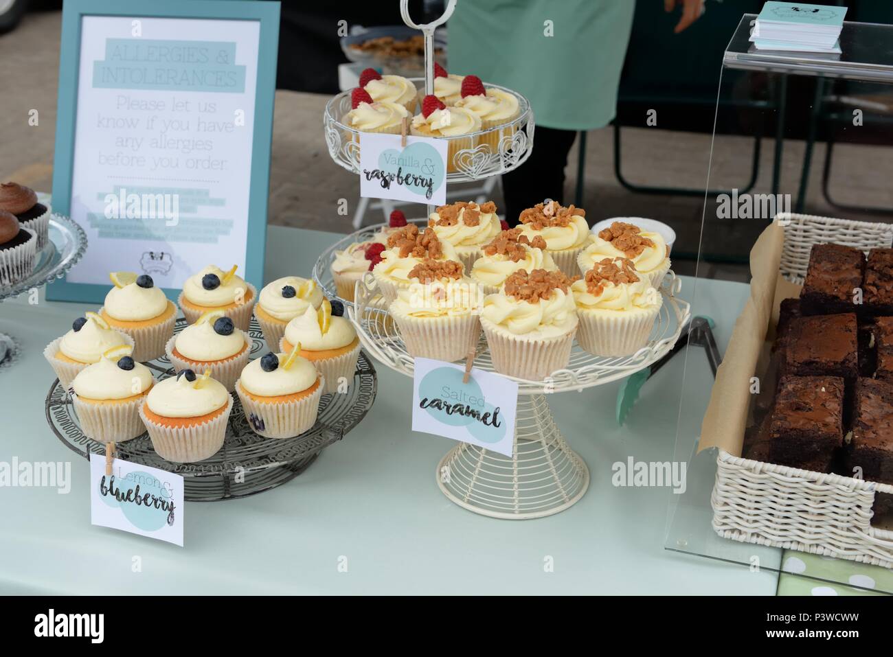 La torta è a un cibo locale fiera a Portree, Skye, Scozia, con freschi assortiti tortine e un avviso di avvertimento di eventuale dado allergy contenuto. Foto Stock La torta è a un cibo locale fiera a Portree, Skye, Scozia, con freschi assortiti tortine e un avviso di avvertimento di eventuale dado allergy contenuto. Foto Stock
