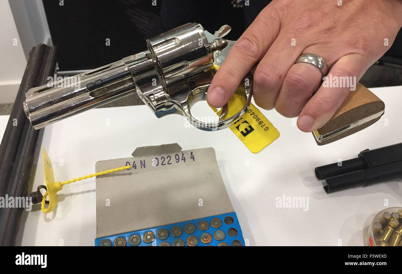 Un vuoto di innesco di replica di un puledro d'argento Python revolver consegnato durante un recente West Midlands polizia consegna di armi da fuoco, dopo un ondata di violenza mortale e tiri nella regione. In tutto ci sono stati 116 sequestri, compresi 36 letali o armi da fuoco convertibile. Foto Stock