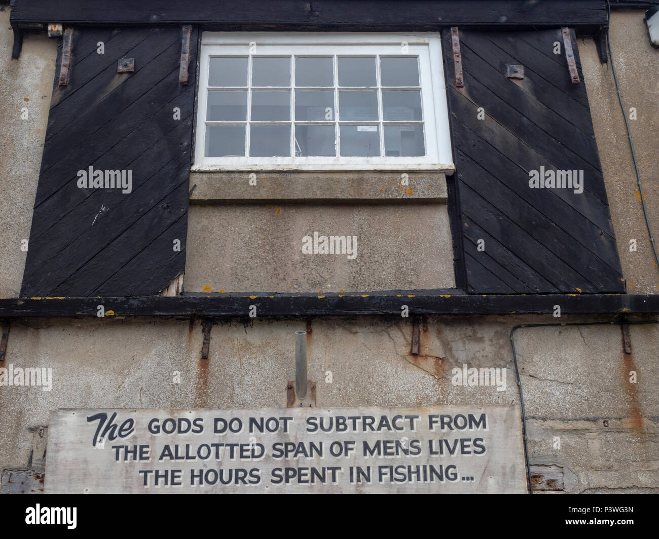 Gli dèi non sottrarre dall'assegnato span del mens vive le ore di pesca trascorso: Avviso sulla parete a Lyme Regis Marine Aquarium, Dorset Foto Stock