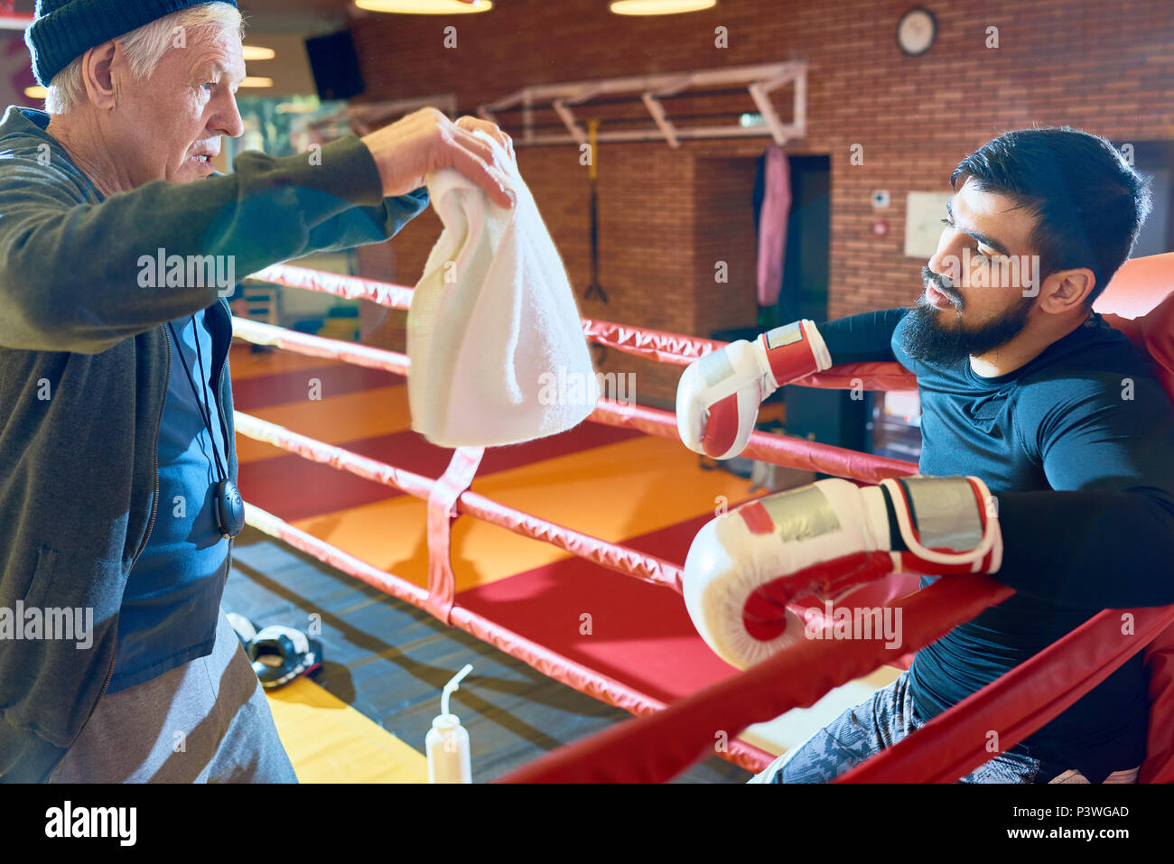Trainer boxer rinfrescante sulla corona Foto Stock