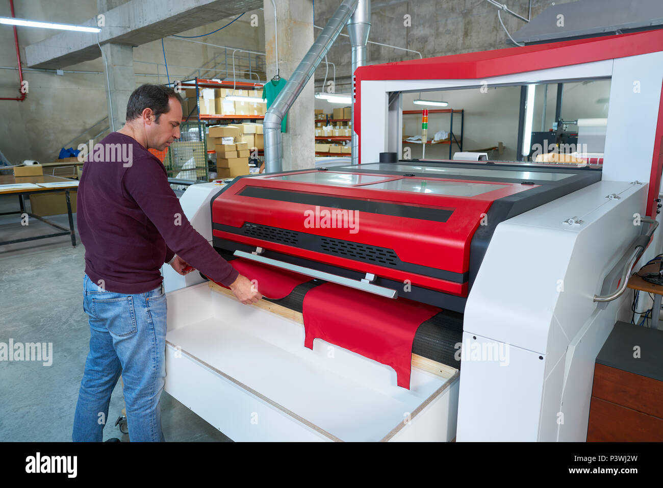 Macchine taglio laser operatore di produzione per trasferimento tessile  industria moda factory Foto stock - Alamy