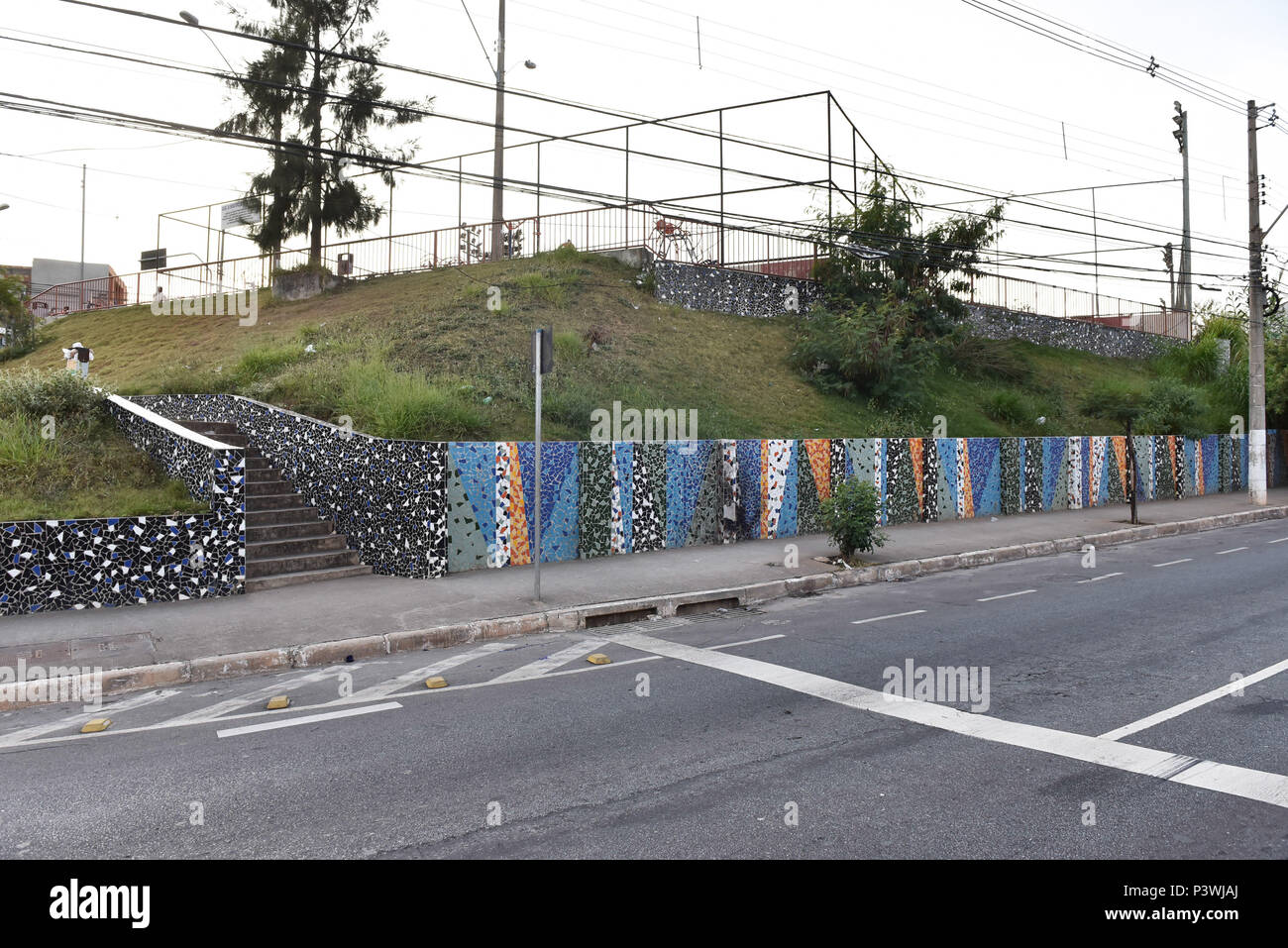 BELO Horizonte, MG - 26.04.2016: MURO DE LADRILHOS - Muro de mosaico de ladrilhos em uma praça pública, na esquina de rua Gentios com a avenida Raja Gabaglia, em Belo Horizonte (MG). (Foto: Mourão Panda / Fotoarena) Foto Stock