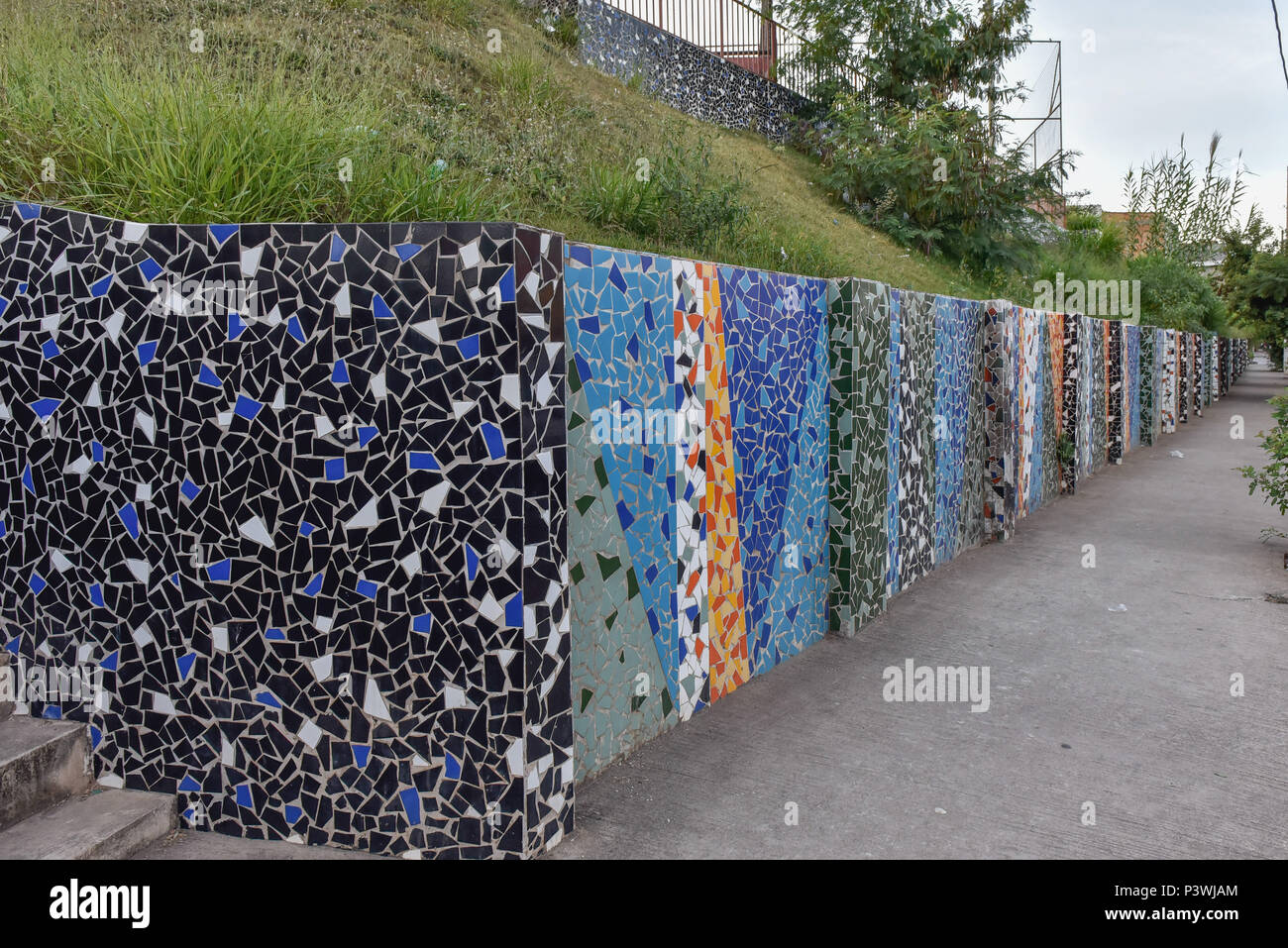BELO Horizonte, MG - 26.04.2016: MURO DE LADRILHOS - Muro de mosaico de ladrilhos em uma praça pública, na esquina de rua Gentios com a avenida Raja Gabaglia, em Belo Horizonte (MG). (Foto: Mourão Panda / Fotoarena) Foto Stock