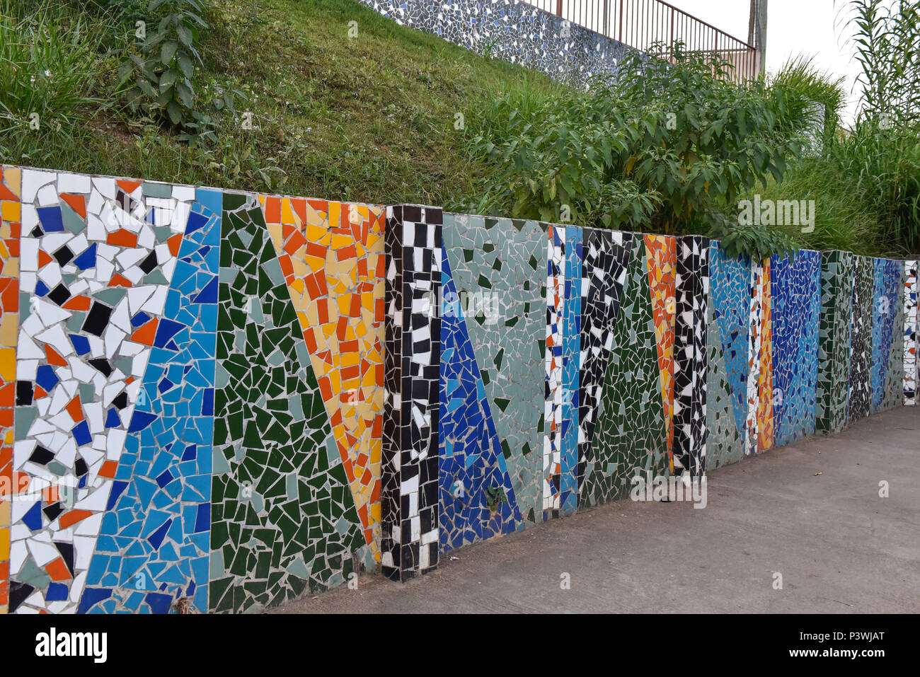 BELO Horizonte, MG - 26.04.2016: MURO DE LADRILHOS - Muro de mosaico de ladrilhos em uma praça pública, na esquina de rua Gentios com a avenida Raja Gabaglia, em Belo Horizonte (MG). (Foto: Mourão Panda / Fotoarena) Foto Stock