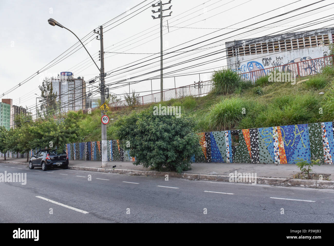 BELO Horizonte, MG - 26.04.2016: MURO DE LADRILHOS - Muro de mosaico de ladrilhos em uma praça pública, na esquina de rua Gentios com a avenida Raja Gabaglia, em Belo Horizonte (MG). (Foto: Mourão Panda / Fotoarena) Foto Stock