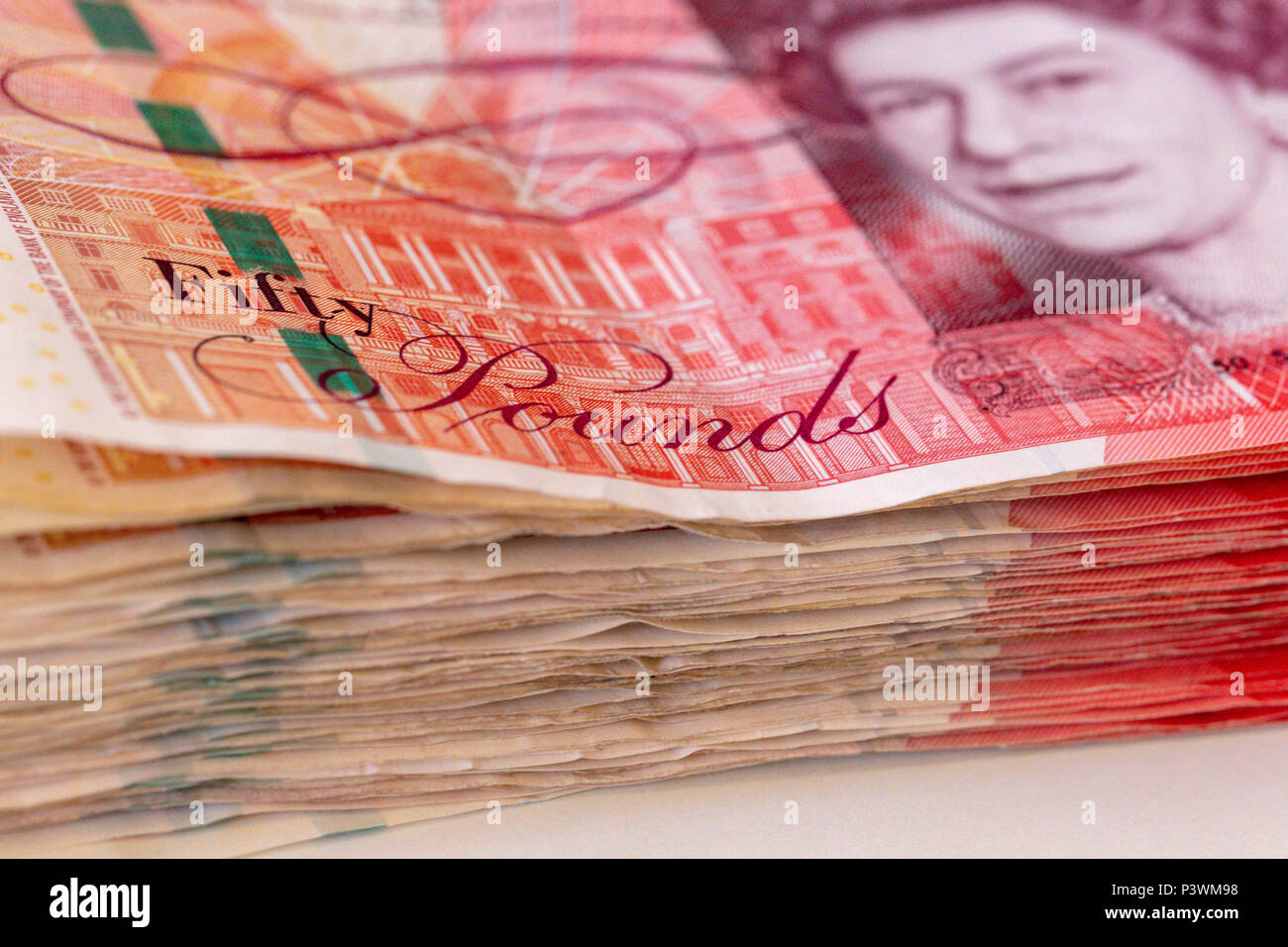 Una chiusura di un gran mucchio di usato cinquanta UK pound banconote sterling Foto Stock