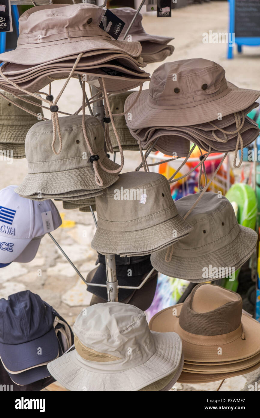 Un certo numero di cappelli su un cappello stand al di fuori di un negozio. Foto Stock