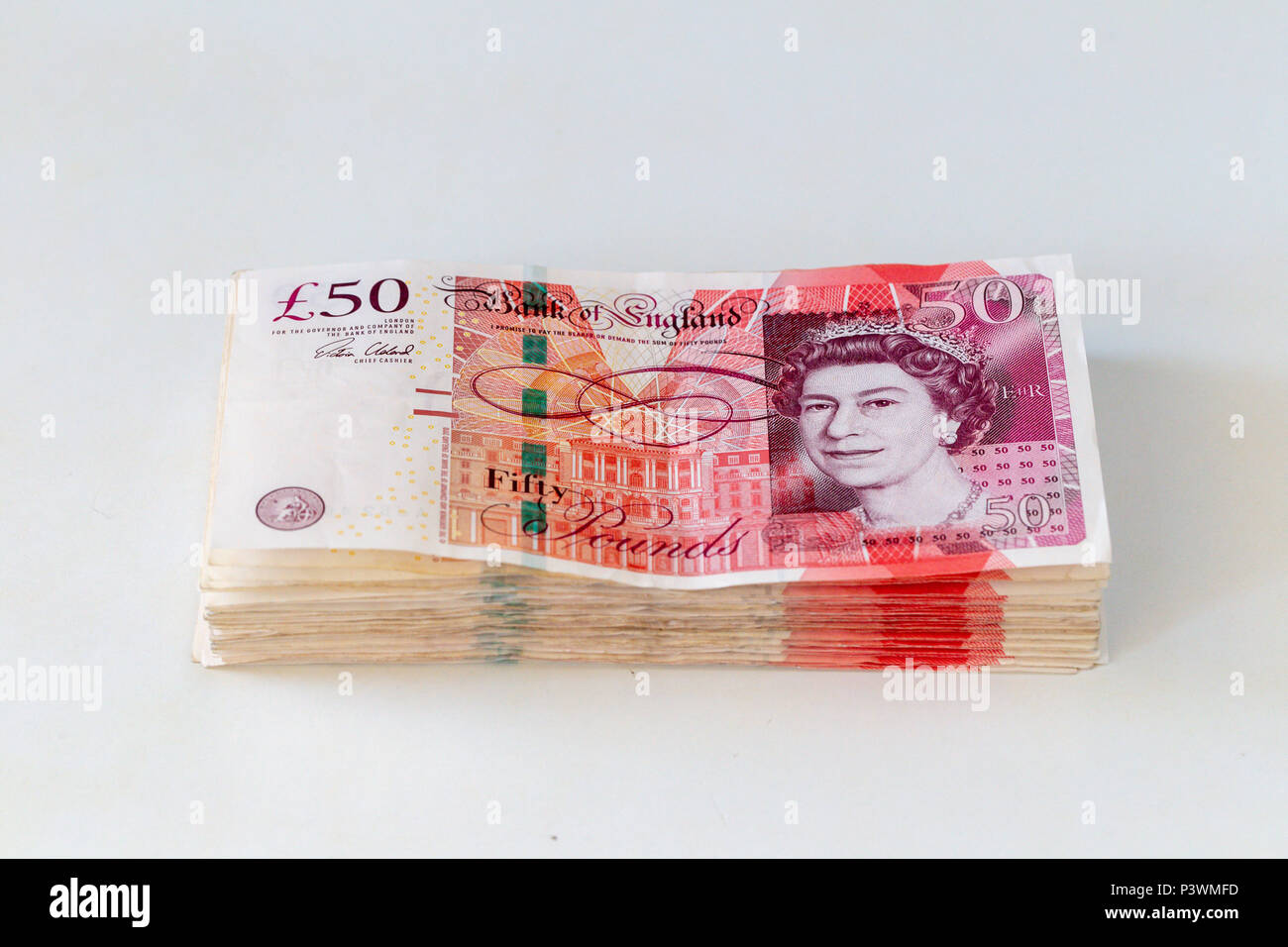 Una chiusura di un gran mucchio di usato cinquanta UK pound banconote sterling Foto Stock
