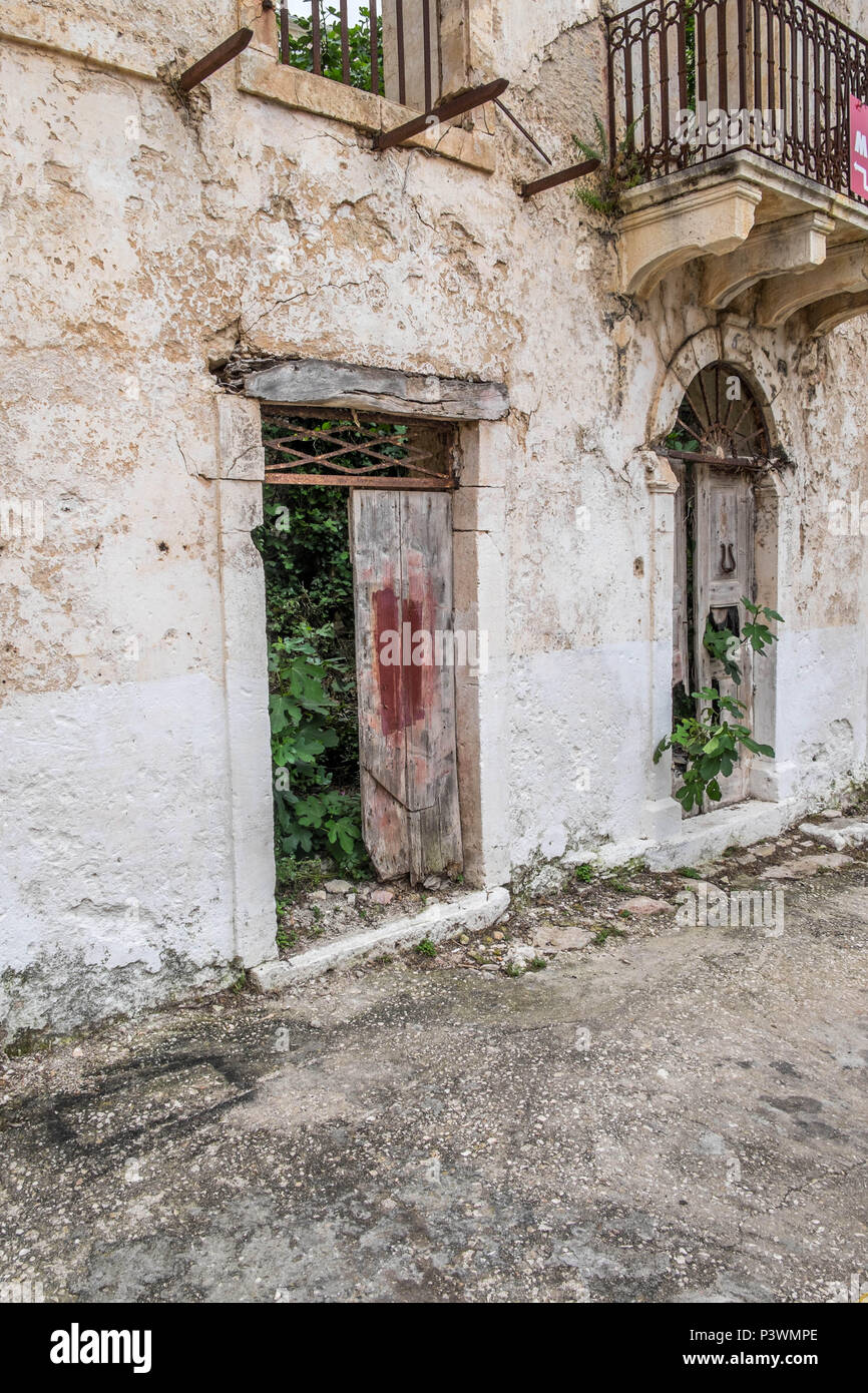 Vista esterna di una casa abbandonata in Assos Grecia Foto Stock