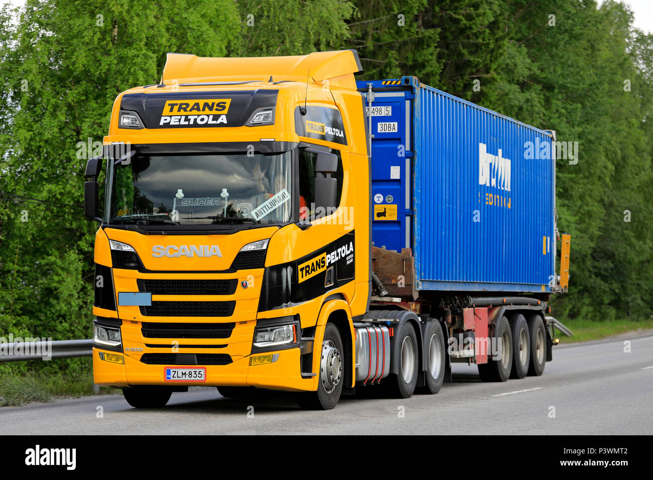 Prossima generazione di Scania R500 Carrello di cale Trans-Peltola Bruhn rinfusa container lungo l'autostrada in estate. Jyvaskyla, Finlandia - 15 giugno 2018. Foto Stock