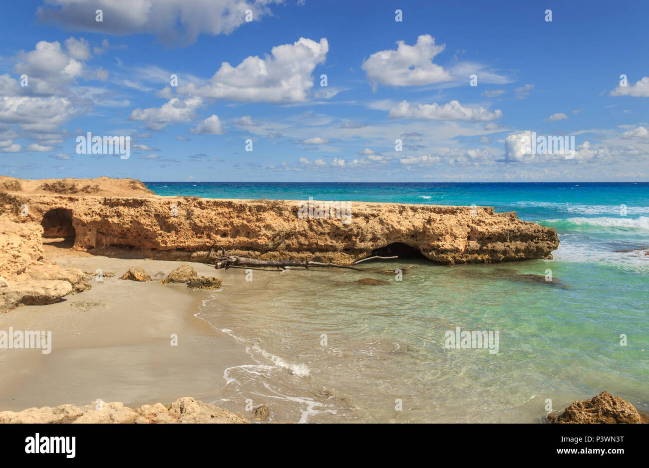 Summmer sulla spiaggia solitaria. La costa salentina, Conca Specchiulla ( ITALIA).Puglia seascape dalla Torre Dell'Orso e Otranto. Foto Stock