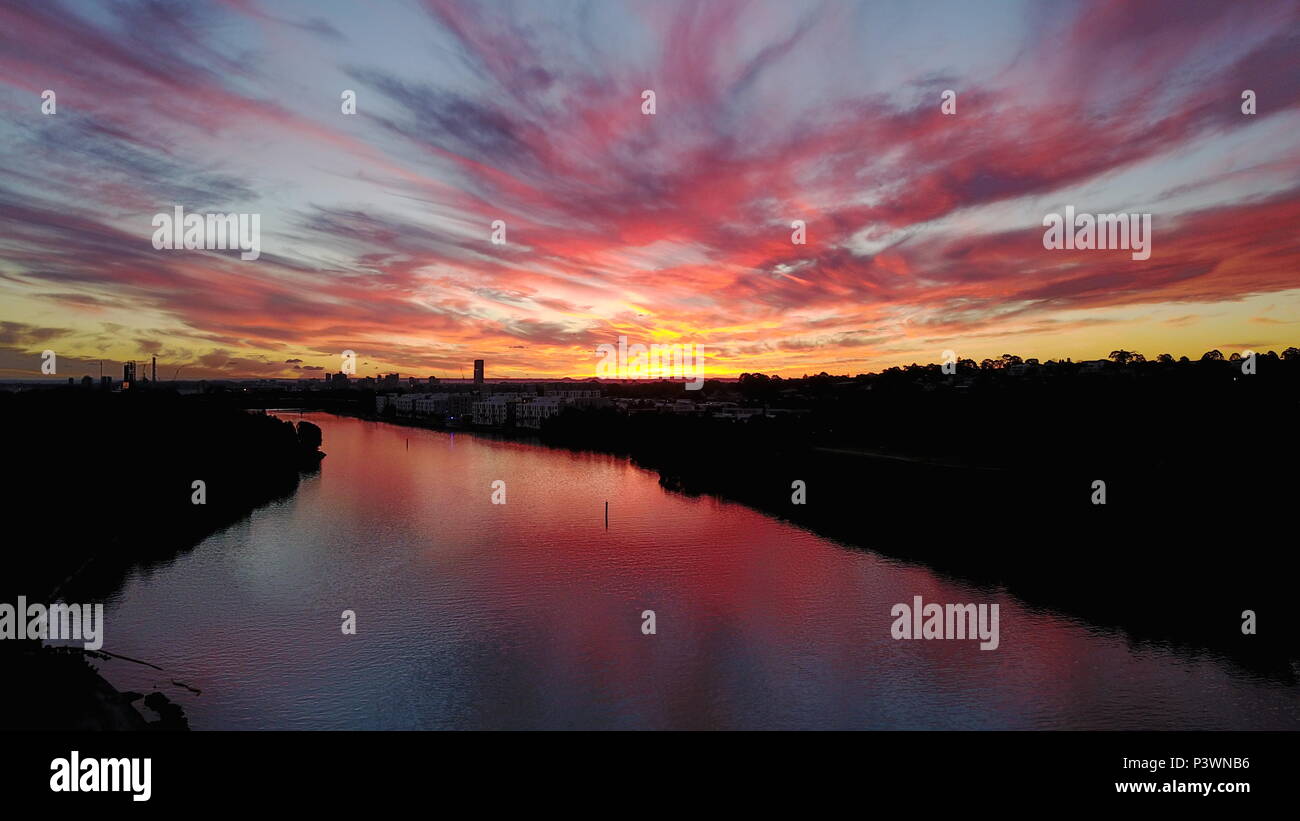 La masterizzazione di tramonto sul fiume Foto Stock