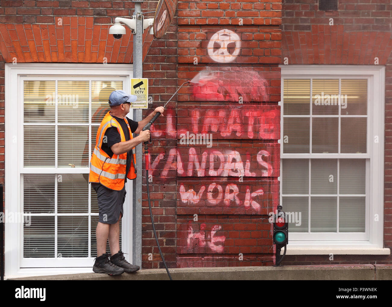 Anti-Heathrow terza pista graffiti è rimosso dall'esterno campagna conservatore sede a Londra. Foto Stock