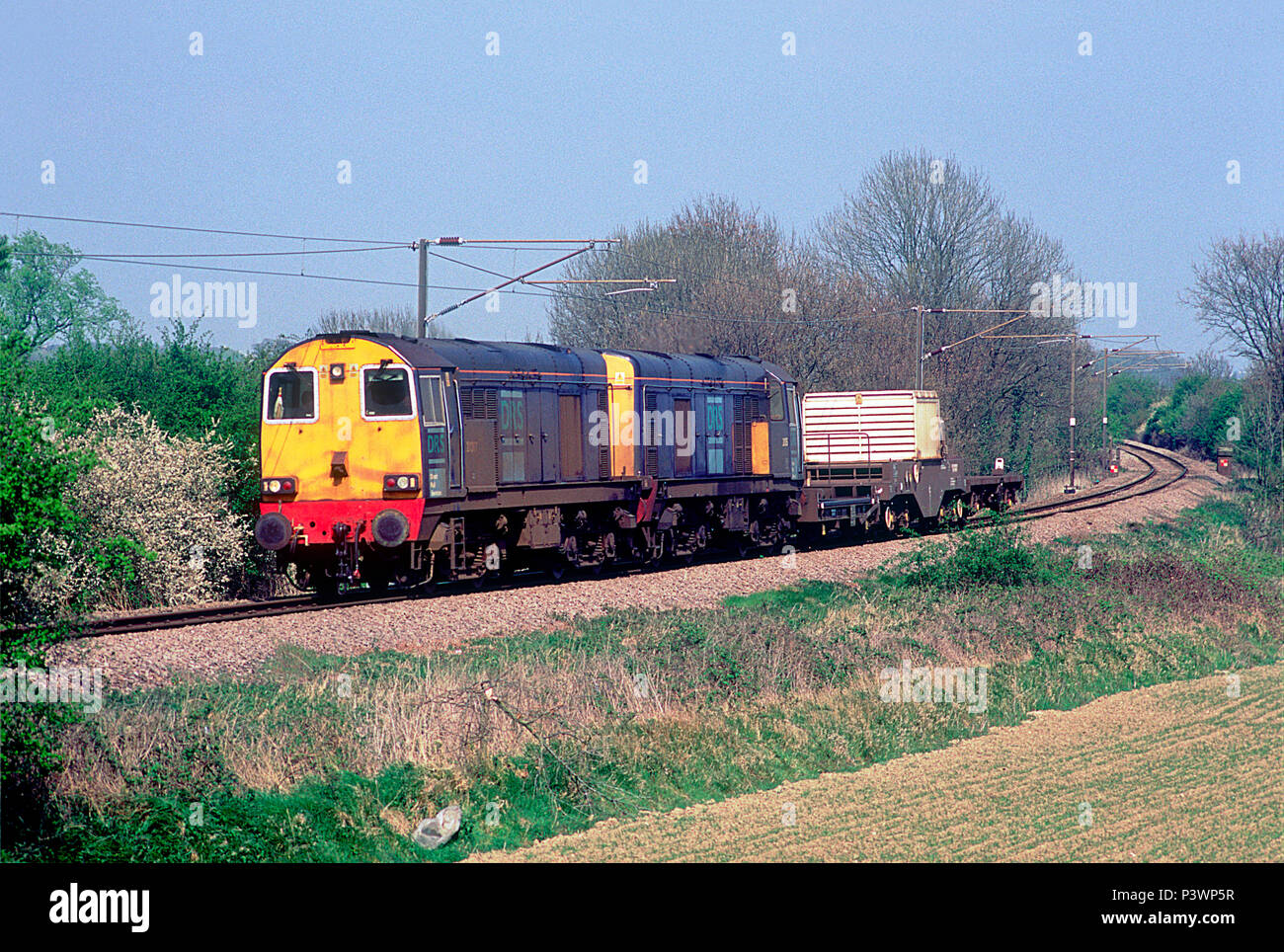 Una coppia di classe 20 locomotive diesel numeri 20307 e 20315 lavora un pallone nucleare treno da Southminster a Burnham on Crouch il 11 aprile 2002. Foto Stock