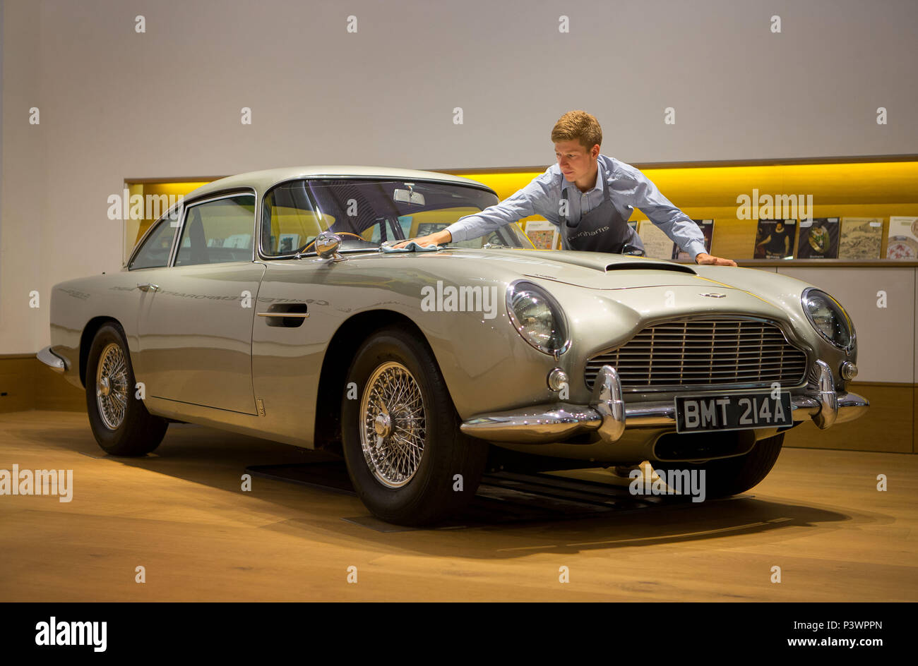 La Aston Martin DB5 pilotato da James Bond che si prevede di recuperare £1.200.000 - 1.600.000 sterline, riceve un polacco da un dipendente all' Bonhams Londra sh Foto Stock