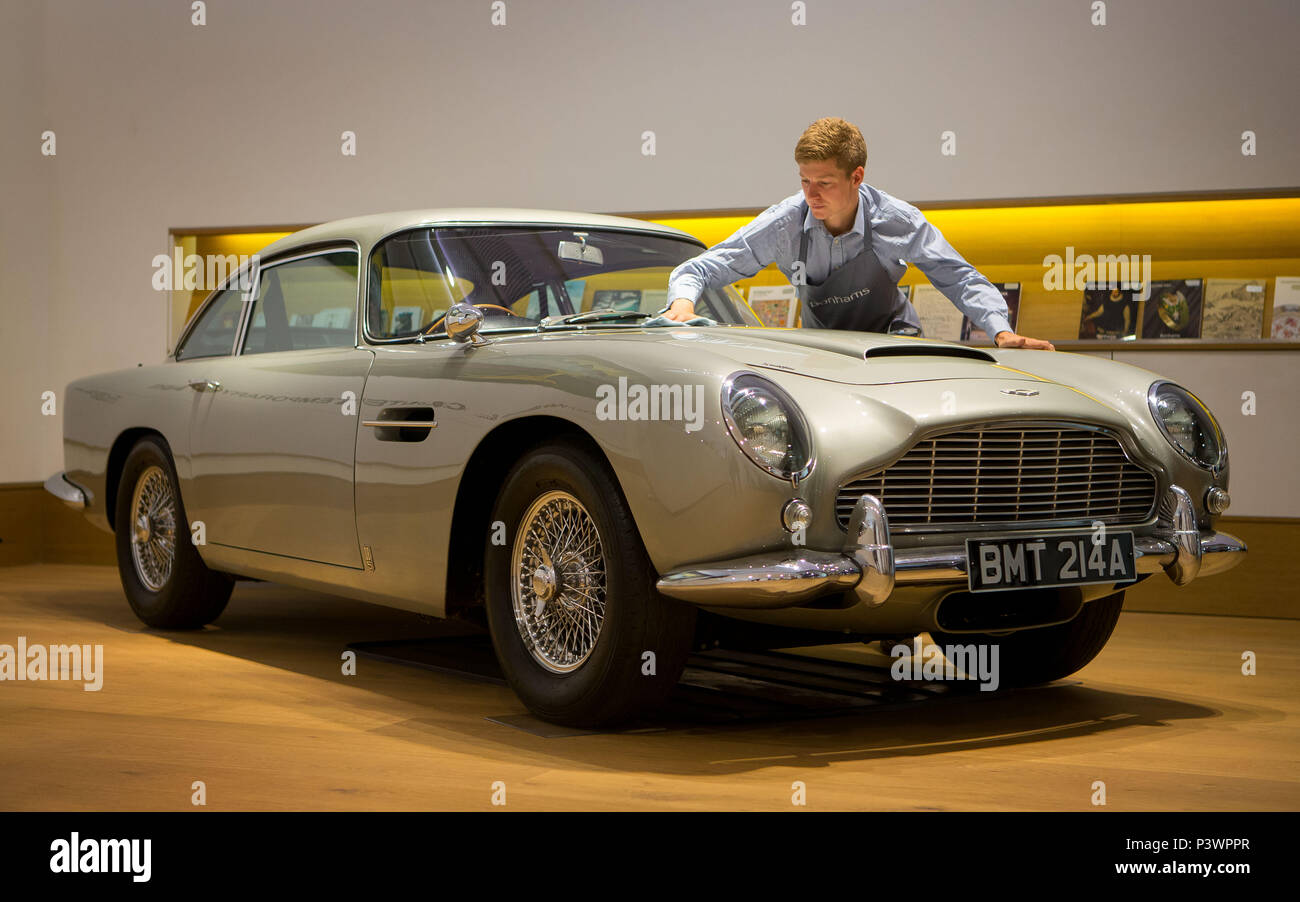 La Aston Martin DB5 pilotato da James Bond che si prevede di recuperare £1.200.000 - 1.600.000 sterline, riceve un polacco da un dipendente all' Bonhams Londra sh Foto Stock