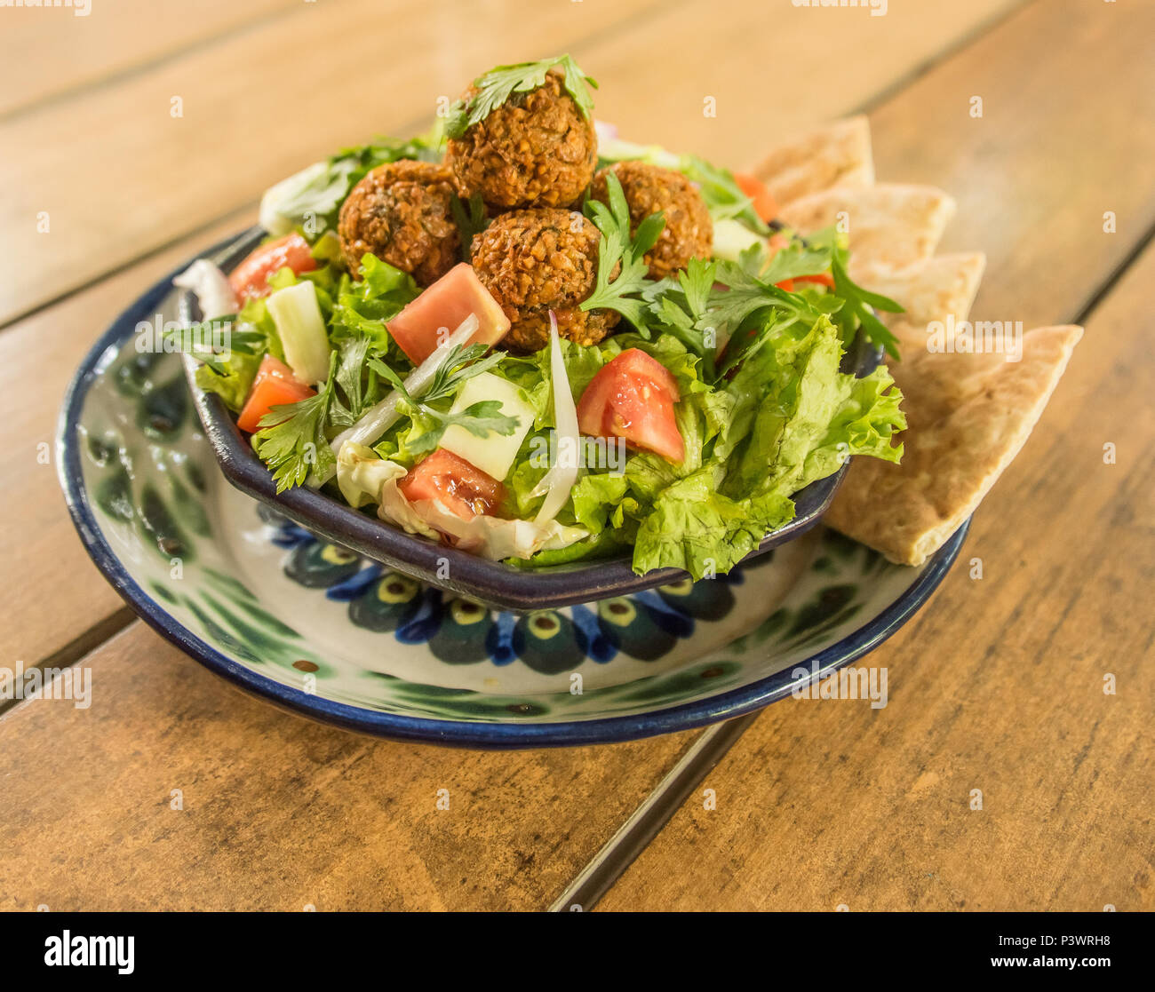 Vegana Vegetariana/Falafel insalata con pane pita Foto Stock